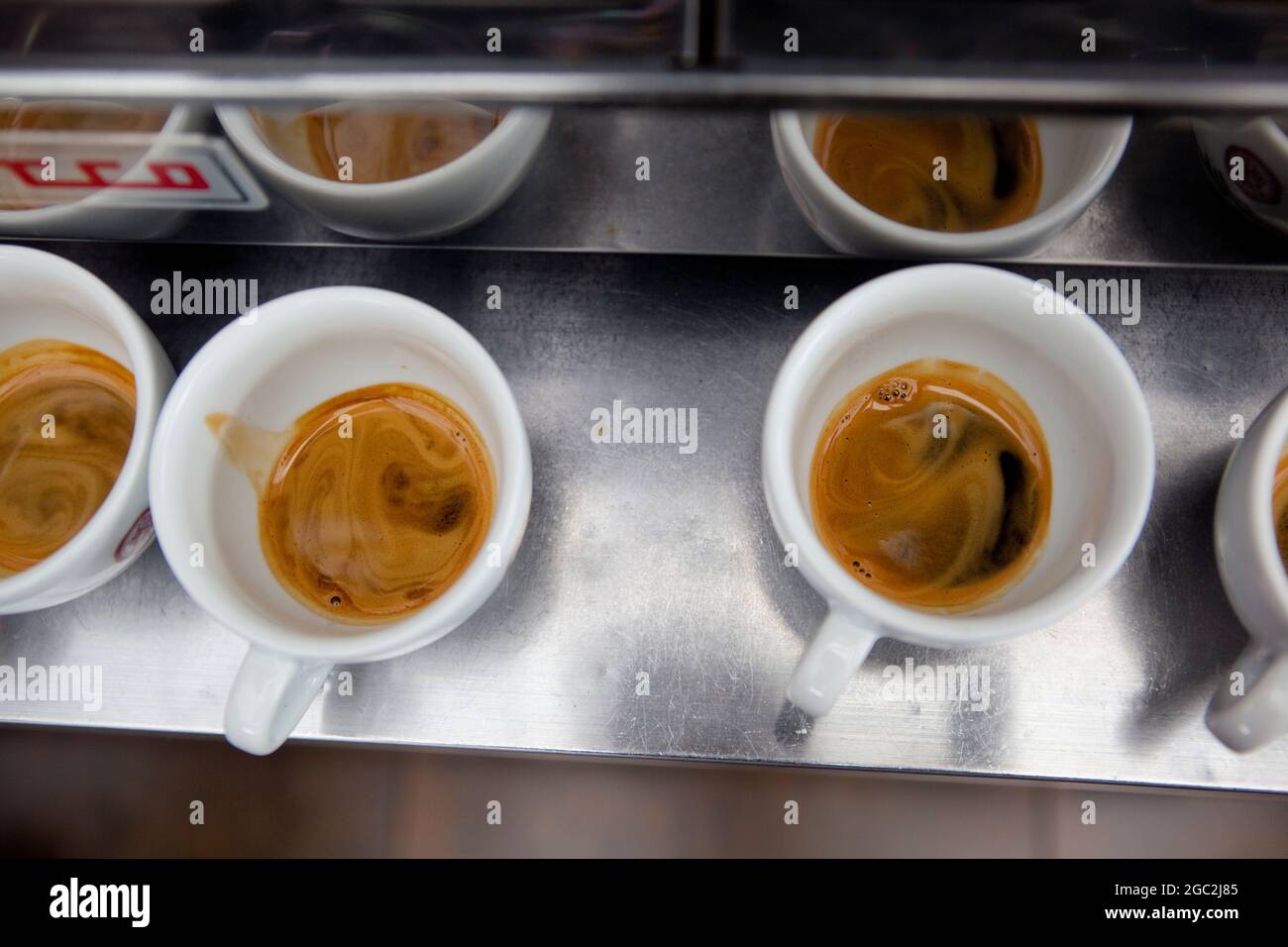 Espresso-arabica-Kaffee, frisch in Keramikbecher gegossen. Stockfoto