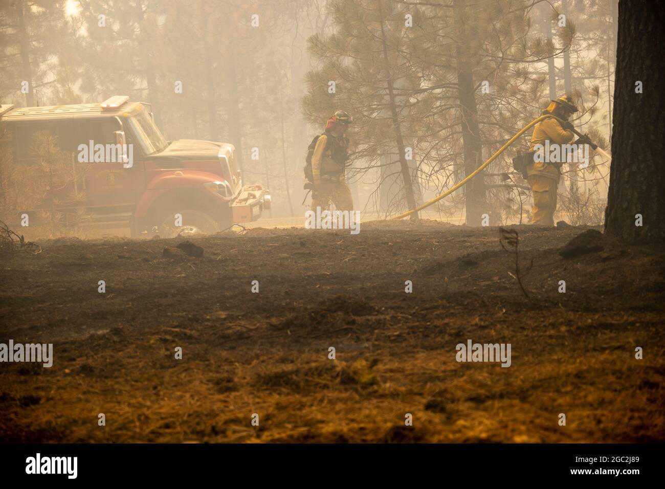 (210806) -- SAN FRANCISCO, 6. August 2021 (Xinhua) -- Feuerwehrleute kämpfen gegen ein Waldfeuer namens Dixie Fire in Butte County, Nordkalifornien, den Vereinigten Staaten, 5. August 2021. Ein massives Waldfeuer brannte am Dienstagmorgen über 253,000 Acres (rund 1,024 Quadratkilometer) in Nordkalifornien, was neue obligatorische Evakuierungsanweisungen und Warnungen für die lokalen Gemeinden zur Folge hatte. Das Feuer, das in den Grafschaften Plumas und Butte, genannt Dixie Fire, wütete, lag auf 253,052 Acres und war zu 35 Prozent eingedämmt, sagte das kalifornische Ministerium für Forstwirtschaft und Brandschutz (Cal Fire) in einem Zwischenbericht am Dienstag Morgen Stockfoto