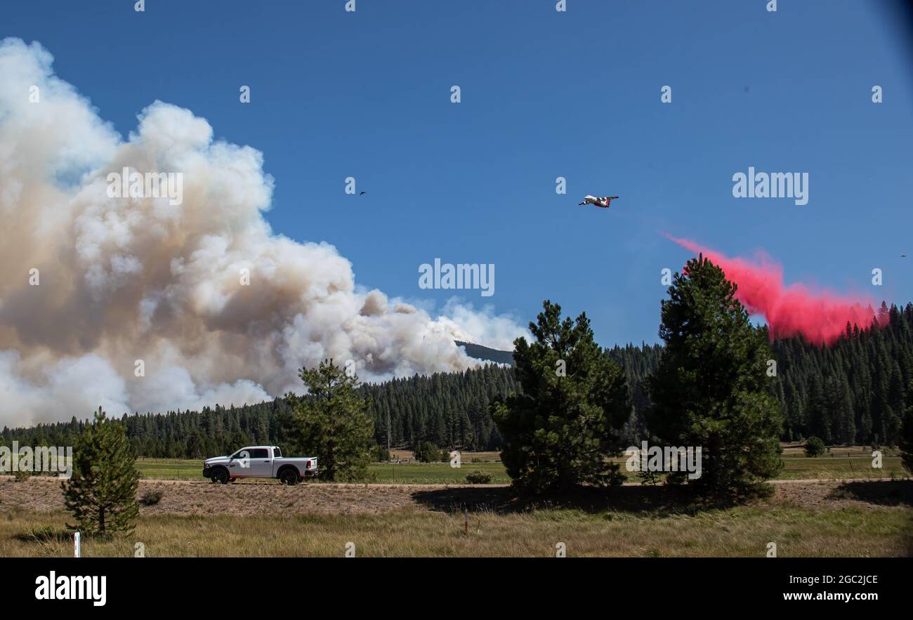 (210806) -- SAN FRANCISCO, 6. August 2021 (Xinhua) -- ein Flugzeug fliegt über ein Gebiet, das von einem Waldbrand namens Dixie Fire in Butte County, Nordkalifornien, USA, getroffen wurde, 5. August 2021. Ein massives Waldfeuer brannte am Dienstagmorgen über 253,000 Acres (rund 1,024 Quadratkilometer) in Nordkalifornien, was neue obligatorische Evakuierungsanweisungen und Warnungen für die lokalen Gemeinden zur Folge hatte. Das Feuer, das in den Grafschaften Plumas und Butte, genannt Dixie Fire, wütete, lag auf 253,052 Acres und war zu 35 Prozent eingedämmt, sagte das kalifornische Ministerium für Forstwirtschaft und Brandschutz (Cal Fire) in einem Zwischenbericht TU Stockfoto