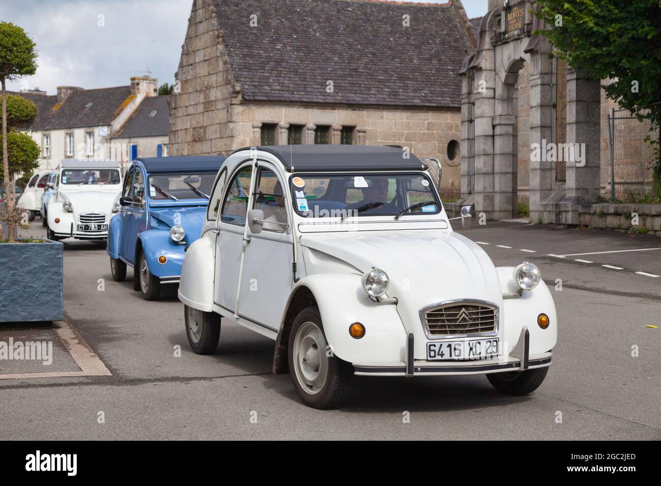 Pleyber-Christ, Frankreich - Juli 04 2021: Der Citroën 2CV (französisch: Deux chevaux) ist ein Sparwagen, der 1948 von Citroën hergestellt wurde. Stockfoto