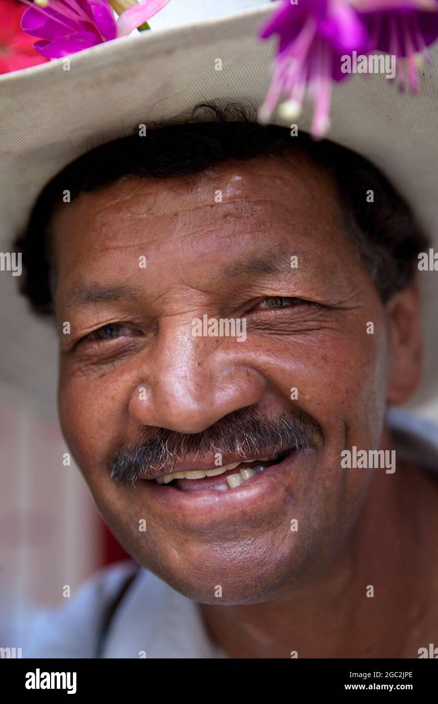 Porträt eines traditionellen „silletero“ (Blumenküchters) in Santa Elena in der Nähe von Medellin, Kolumbien. Stockfoto