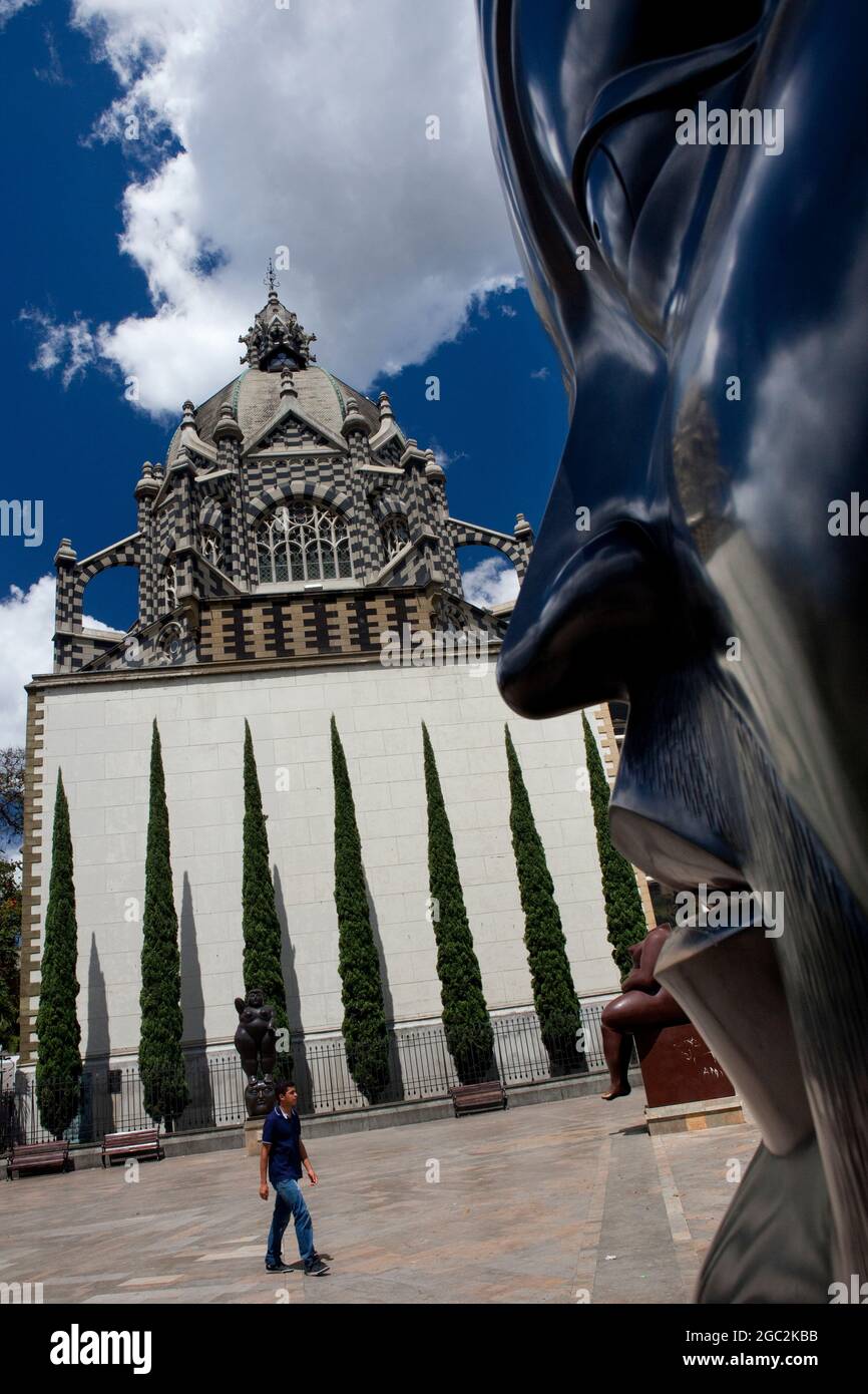 Nahaufnahme der „Head“-Skulptur von Boter im Skulpturenpark Botero Plaza in der Altstadt von Medellin, Kolumbien. Stockfoto