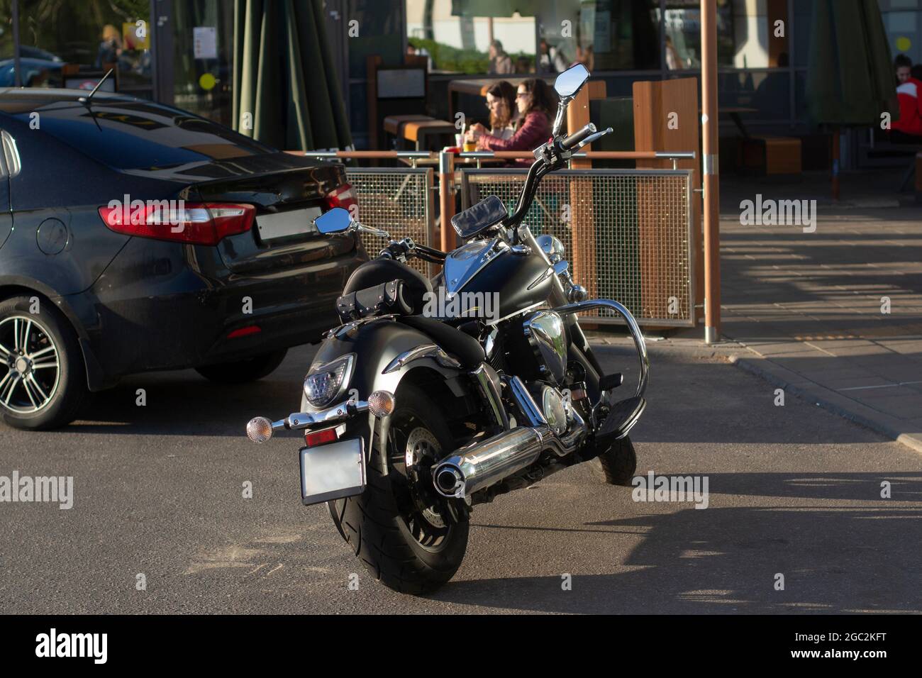Ein Motorrad auf dem Parkplatz. Das Motorrad ist auf der Straße. Zweirädrige Fahrzeuge mit Benzinmotor. Klassischer Transport für einen Mann. Stockfoto