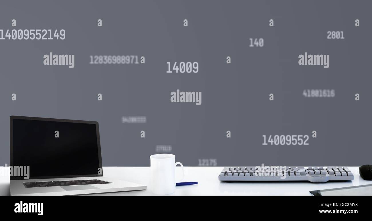 Digitales Bild von Laptop und Kaffeetasse mehrere sich ändernde Zahlen und Symbole auf grauem Hintergrund Stockfoto