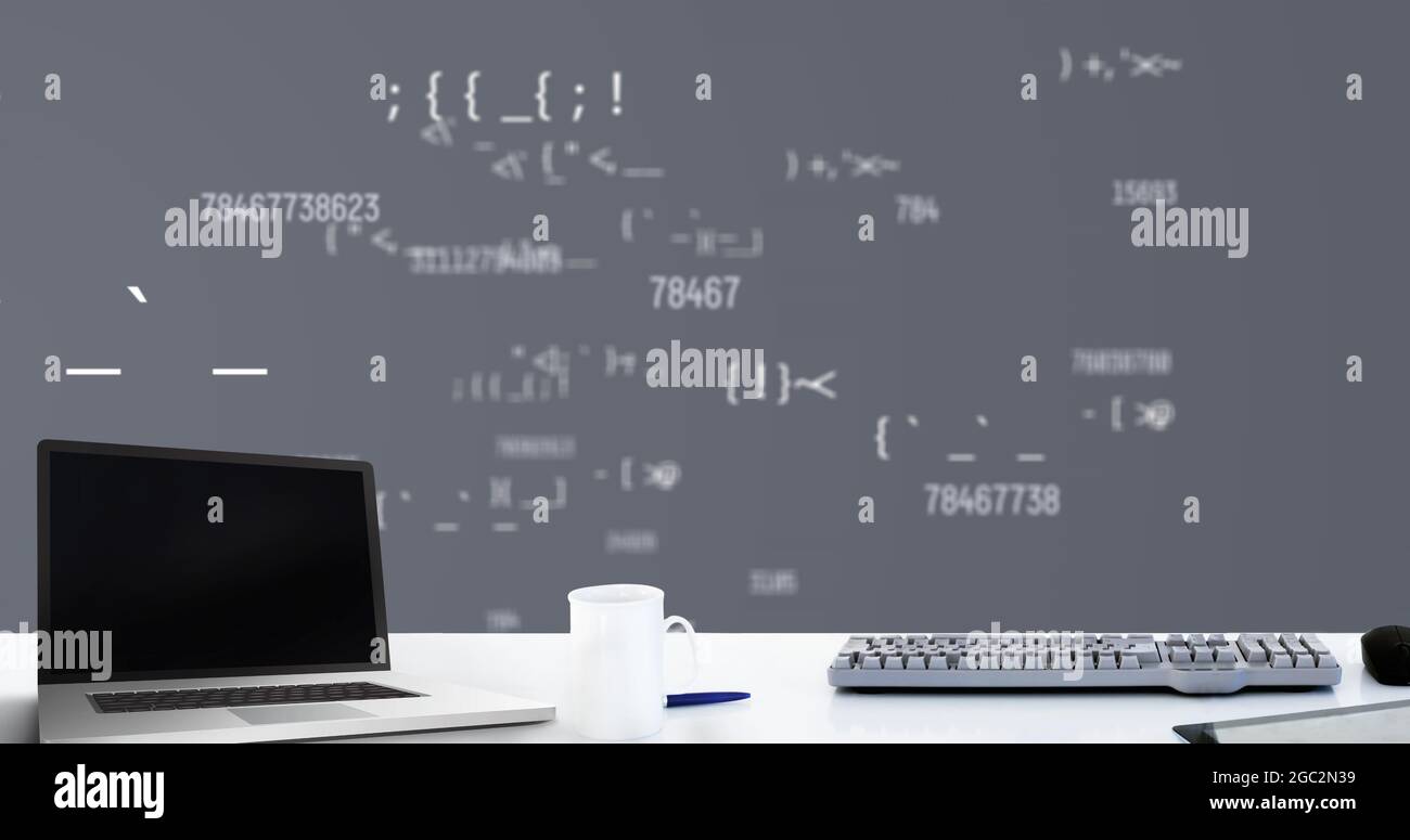 Digitales Bild von Laptop und Kaffeetasse mehrere sich ändernde Zahlen und Symbole auf grauem Hintergrund Stockfoto