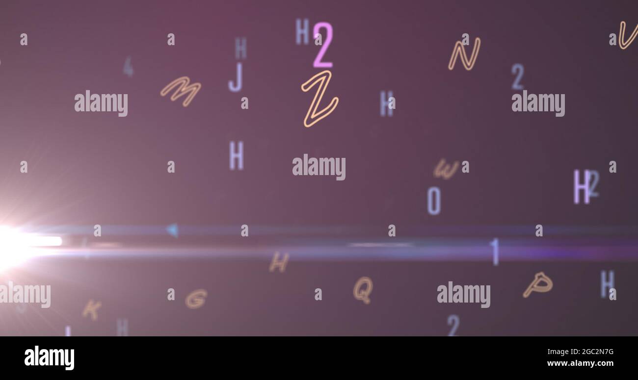 Digitales Bild von mehreren sich ändernden Zahlen und Alphabeten gegen Lichtfleck auf purpurfarbenem Backgro Stockfoto