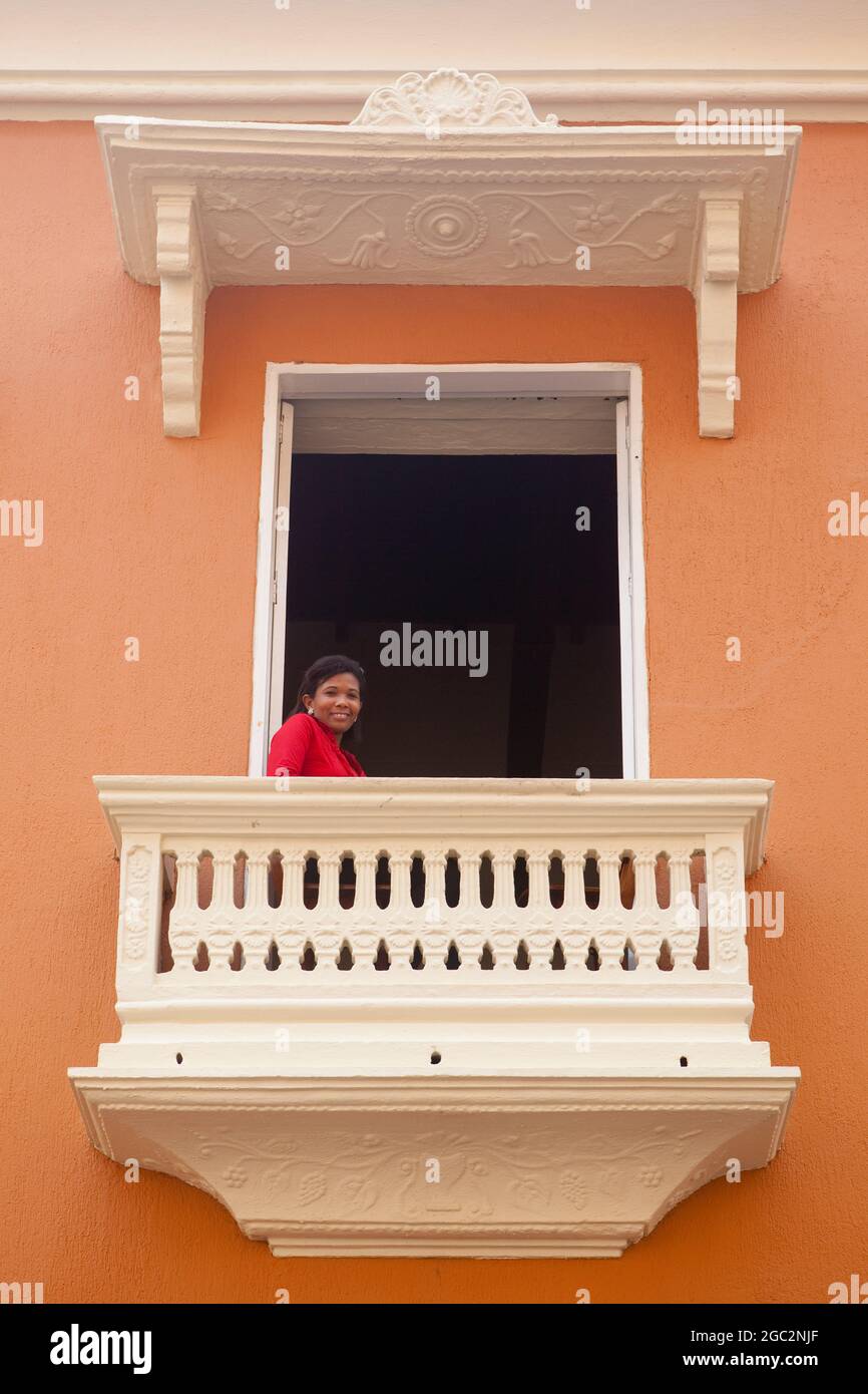 Dame auf einem Balkon in Cartagena, Kolumbien. Stockfoto