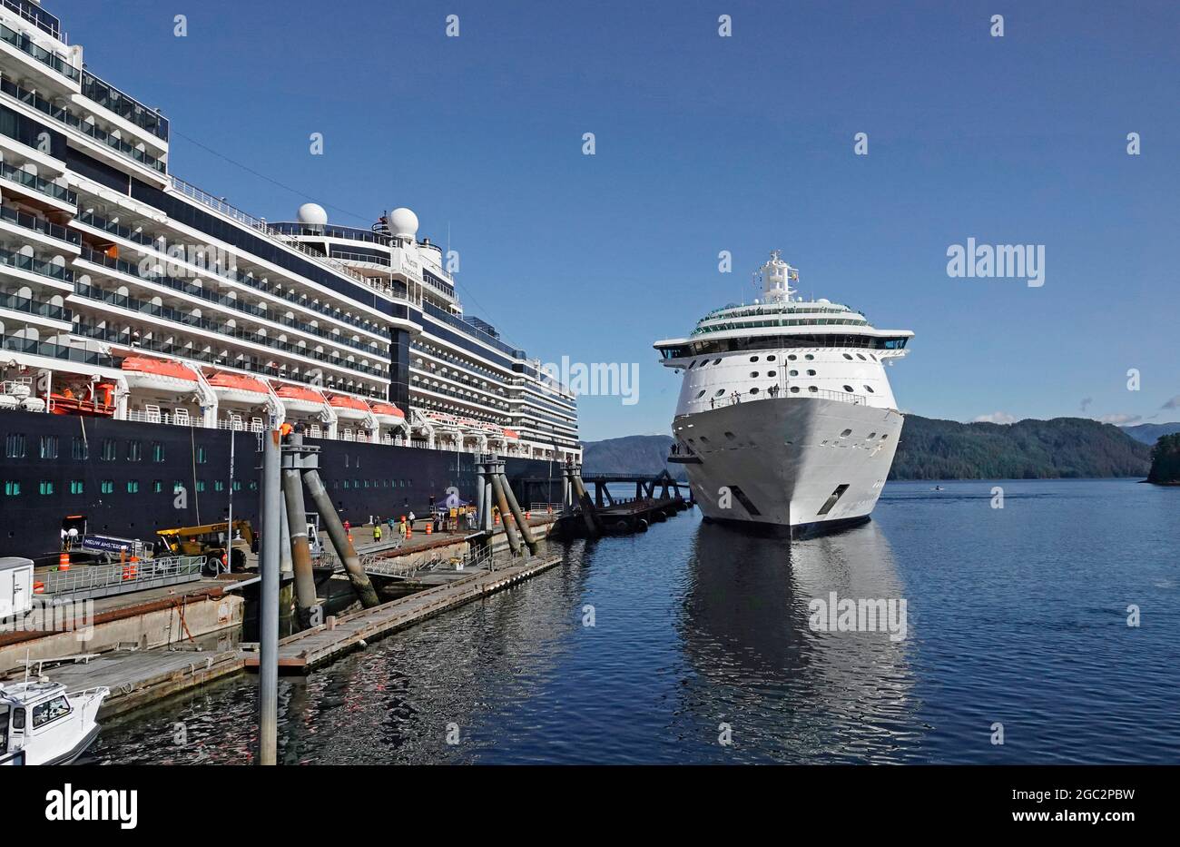 Zwei superliner-Passagierkreuzfahrtschiffe legen an der kleinen Anlegestelle in Sitka, Alaska, nebeneinander an. Stockfoto