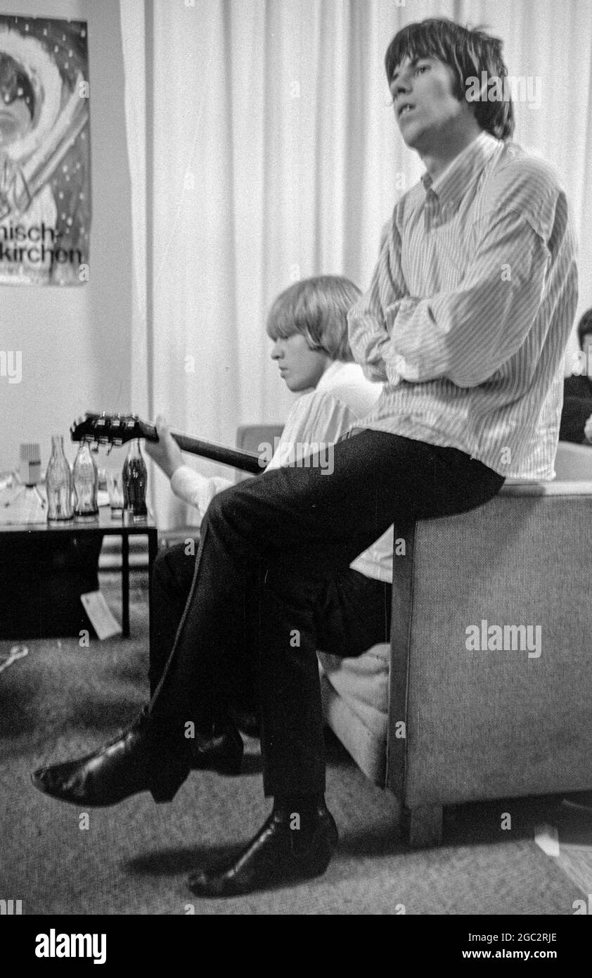 STOCKHOLM 1. APRIL 1965 die Rolling Stones-Musiker Brian Jones und Keith Richards in Stockholm 1965.Foto: Björn Larsson Ask / SE / TT / Kod: 3020 Stockfoto