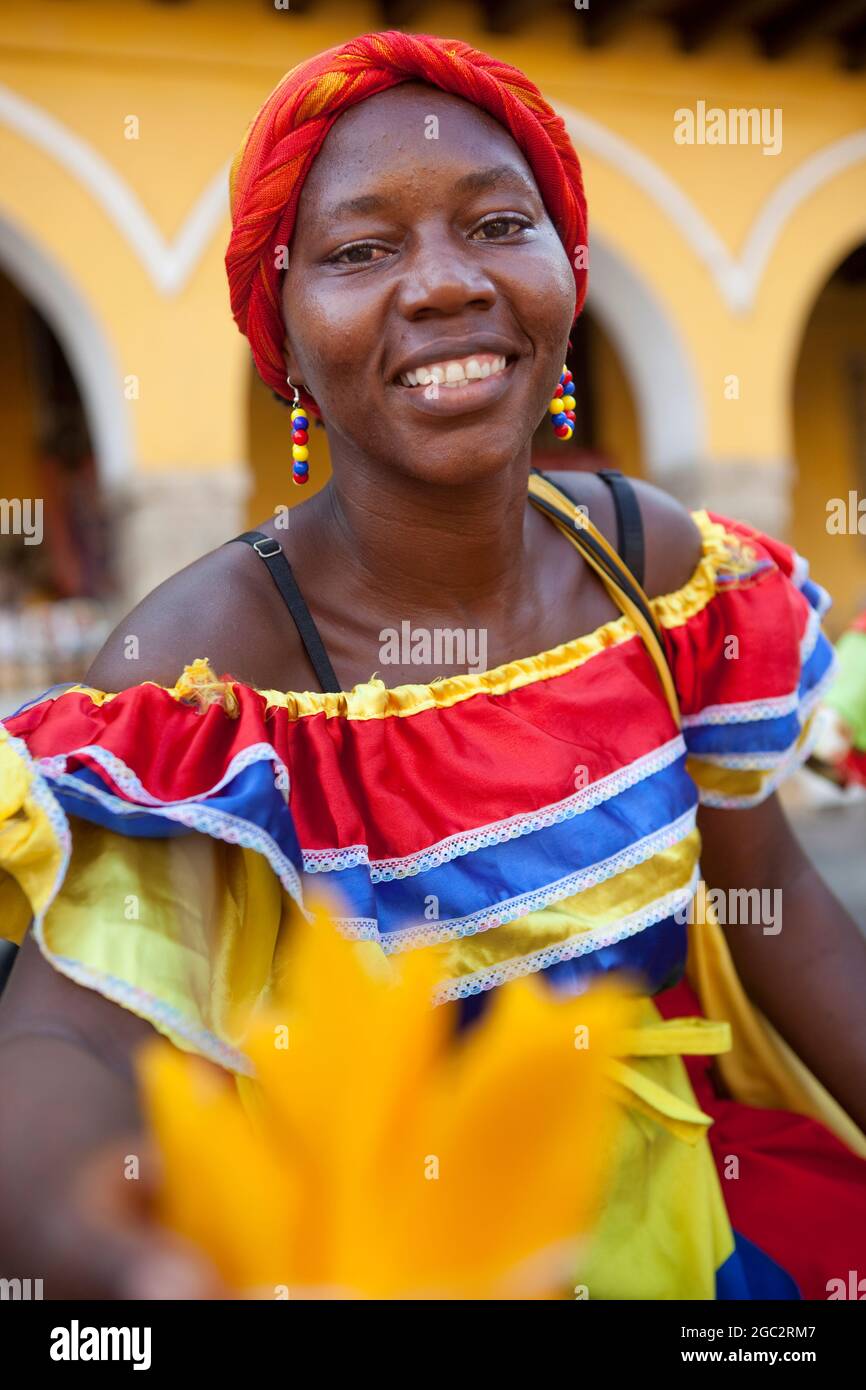 Wunderschön gekleideter Palenquera / Obsthändler in der historischen Stadt Cartagena, Kolumbien. Stockfoto