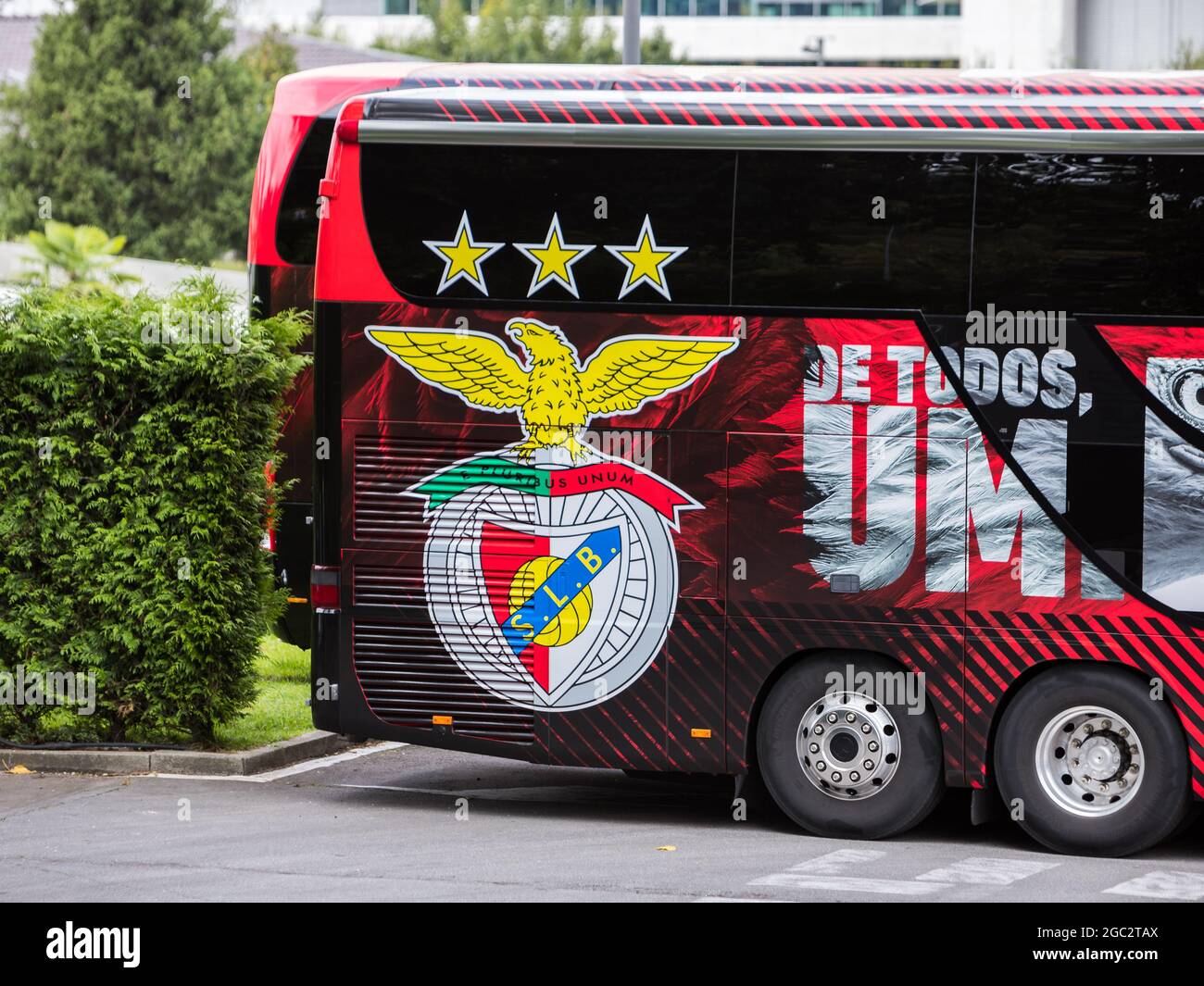 Braga, Portugal - 06. August 2021: SL Benfica Bus vor dem Melia Hotel geparkt. Rückseite des Busses mit einer Nahaufnahme des SL Benfica-Emblems Stockfoto