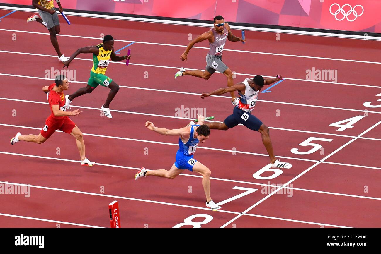 Olympische Spiele 2020 in Tokio - Leichtathletik - 4 x 100 m-Staffel der Männer - Finale - Olympiastadion, Tokio, Japan - 6. August 2021. Filippo Tortu aus Italien überquert die Grenze und gewinnt Gold vor dem zweitplatzen Nethaneel Mitchell-Blake aus Großbritannien REUTERS/Clodagh Kilcoyne Stockfoto