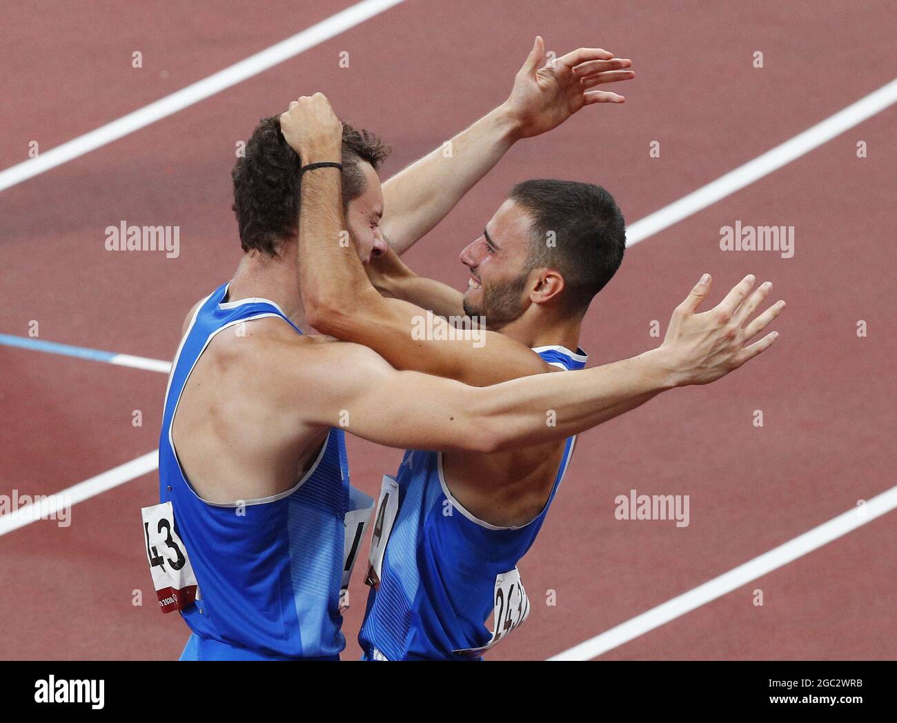 Tokio, Japan. August 2021. Die italienischen Teamsportler Lorenzo Patta feiern mit Filippo Tortu, nachdem sie bei den Olympischen Sommerspielen 2020 in Tokio, Japan, am Freitag, den 6. August 2021, die Goldmedaille bei der 4 x 100-m-Staffel der Männer gewonnen haben. Foto von Bob Strong/UPI Credit: UPI/Alamy Live News Stockfoto