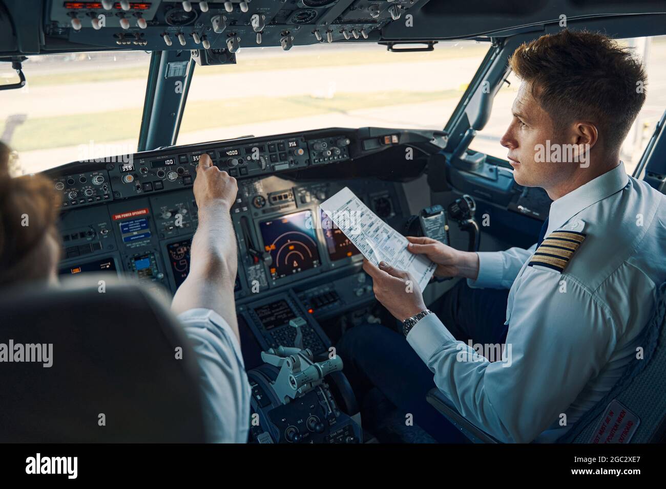 Flugkapitän und erster Offizier sitzen im Cockpit Stockfoto