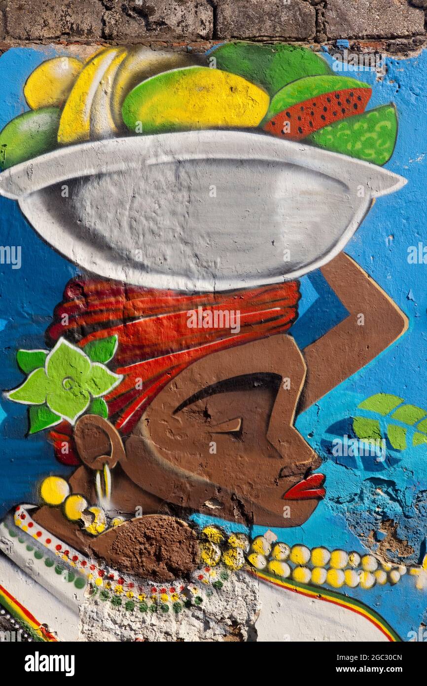Street Art Wandgemälde eines Palenquera Obstverkäufers an einer Wand in Getsemani, Cartagena. Stockfoto Street Art Wandgemälde eines Palenquera Obstverkäufers an einer Wand in Getsemani, Cartagena. Stockfoto