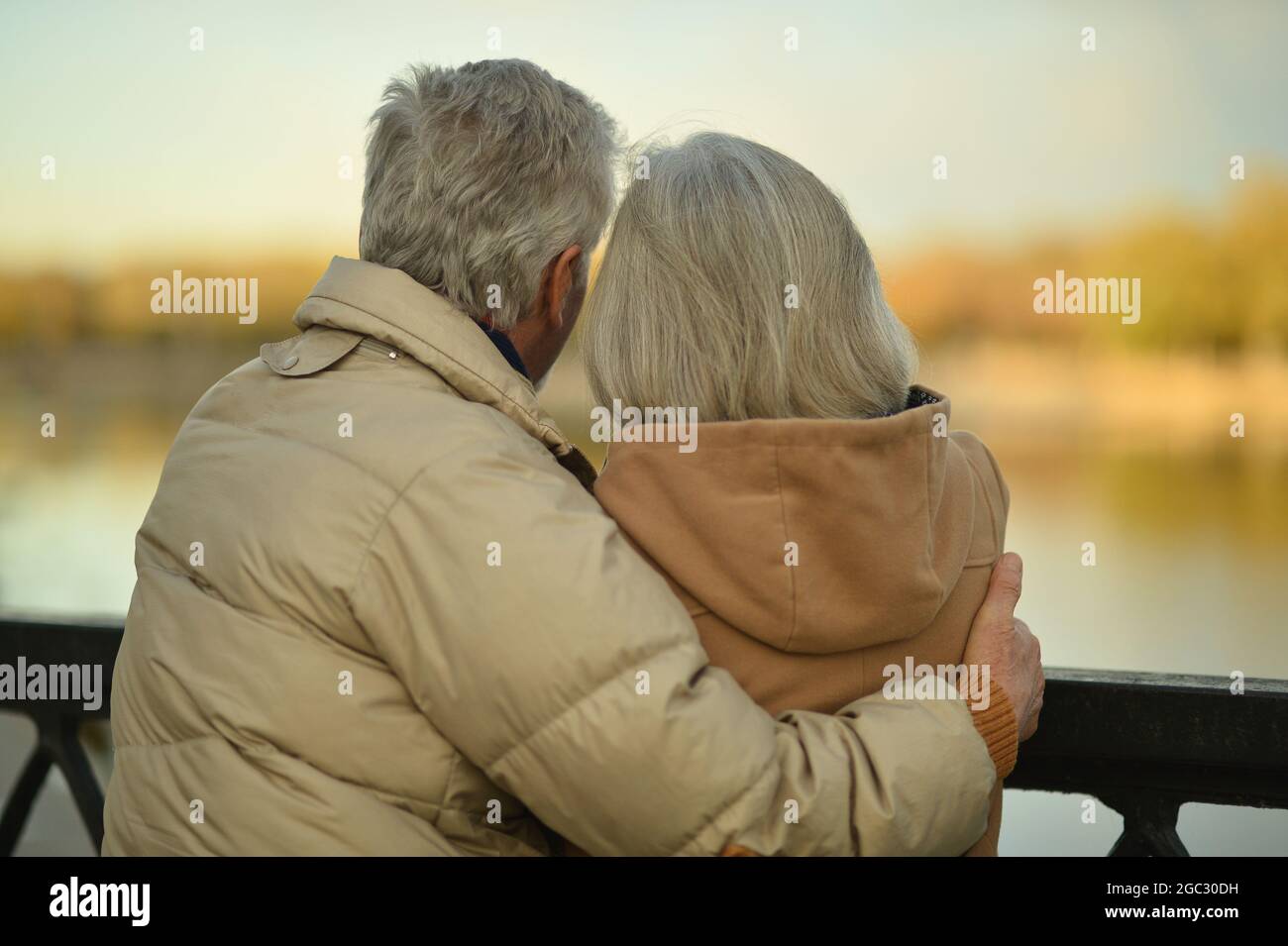 Rückansicht des schönen kaukasischen Seniorenpaares Stockfoto
