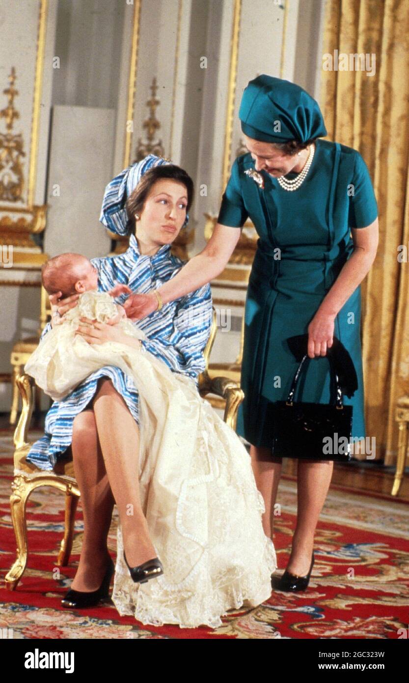 Königin Elizabeth II. Bei der Taufe ihres Enkelkindes, Meister Peter Phillips, Sohn von Prinzessin Anne 1977 Stockfoto