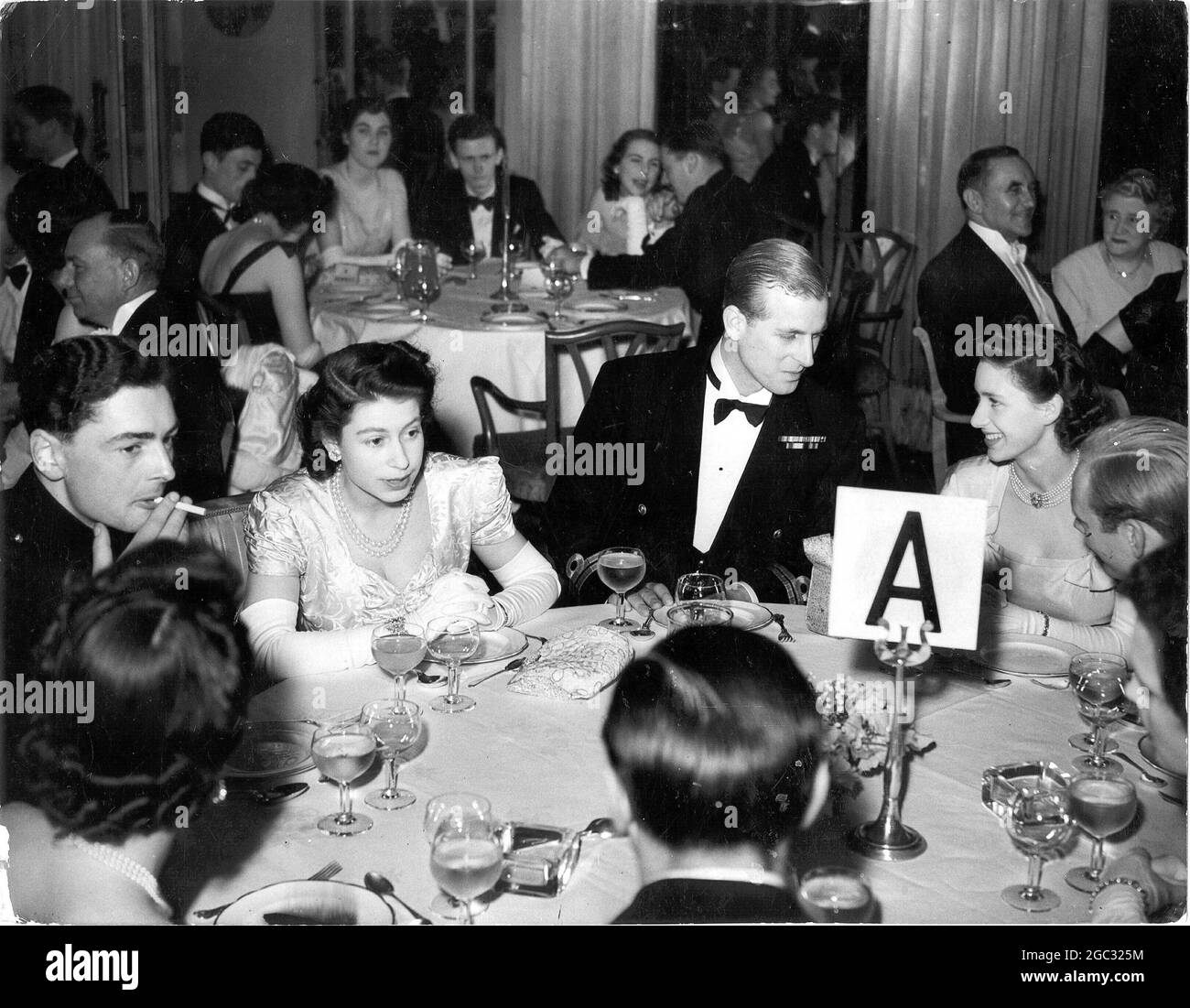 Prinzessin Elizabeth und Prinzessin Margaret Rose mit dem Herzog von Edinburgh essen während des Balls im Dorchester Hotel an diesem Abend, dem 5 1948. Mai Stockfoto