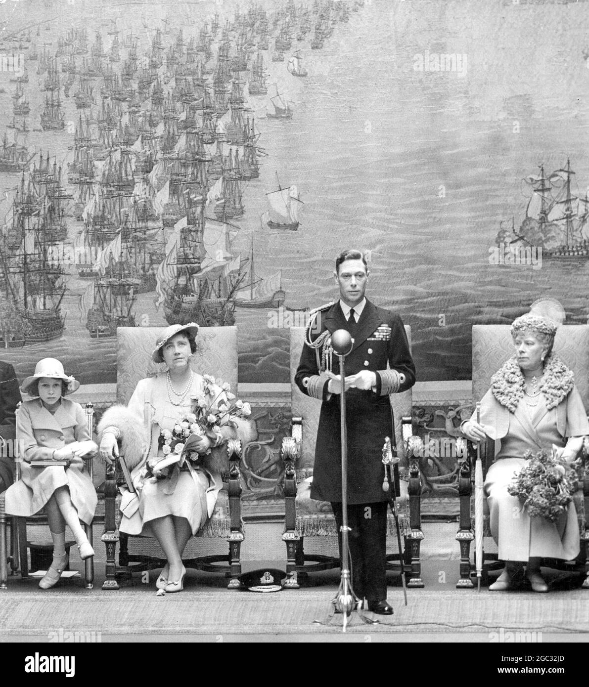 König George VI. Erklärt das Nationale Schifffahrtsmuseum für eröffnet. Auf der Plattform in der Neptunhalle können Sie Prinzessin Elizabeth (Königin Elizabeth II.), Königin Elizabeth (die Königin Mutter) und Königin Mary sehen. April 1937 Stockfoto