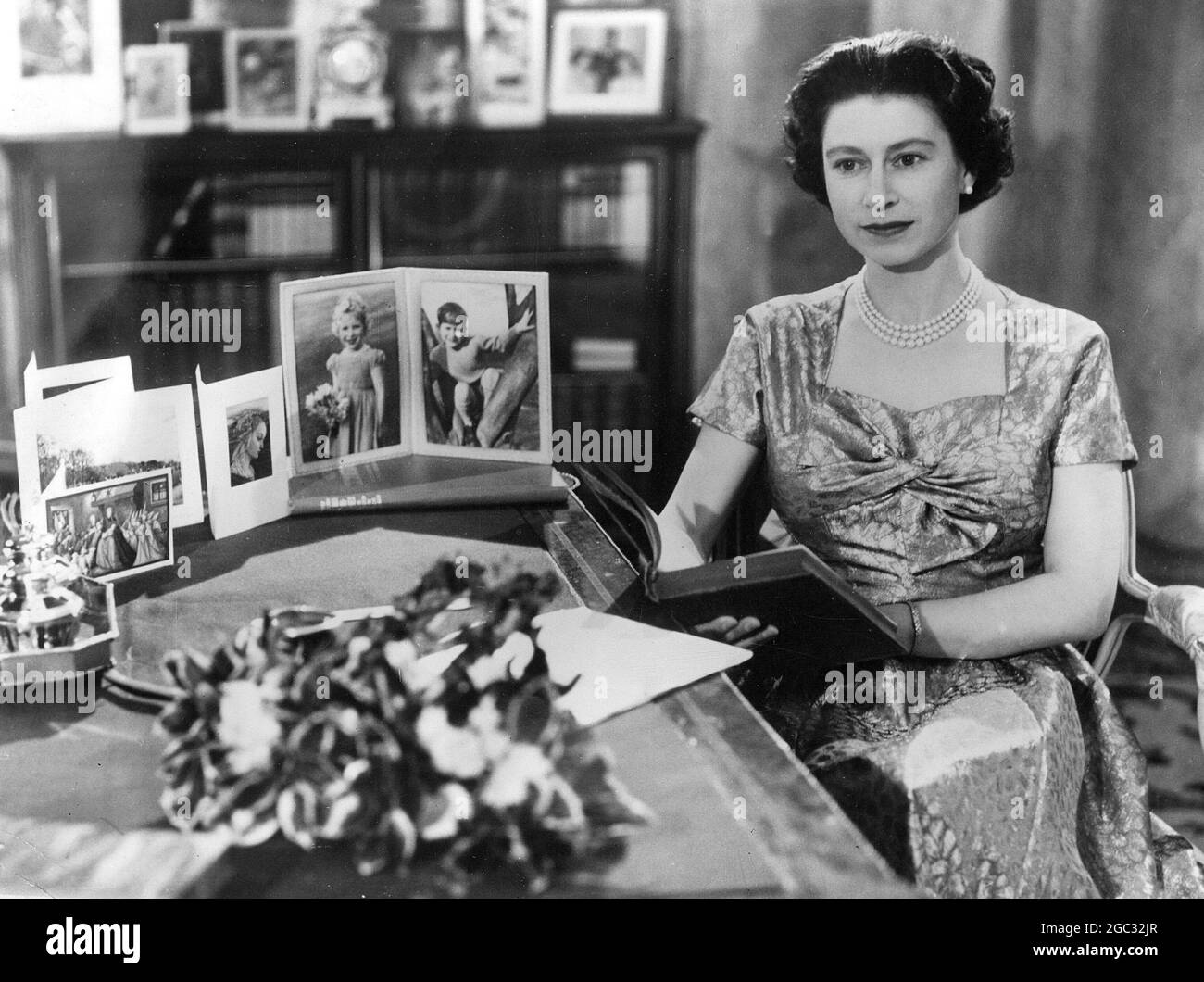 Königin Elizabeth II. Erschien im Fernsehen, um ihre Weihnachtsrede zu halten. Das erste Mal, dass die Rede im Fernsehen ausgestrahlt wurde. Dezember 1957 Stockfoto