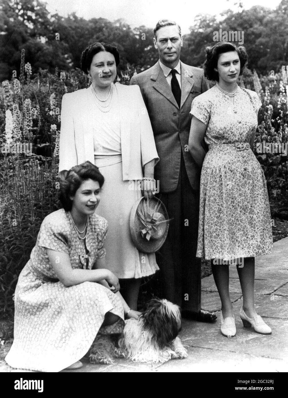 Ihre Majestät, Königin Elizabeth, die Königin Mutter mit König George VI und ihren Töchtern Prinzessin Elizabeth und Prinzessin Margaret Windsor - 1946 Stockfoto