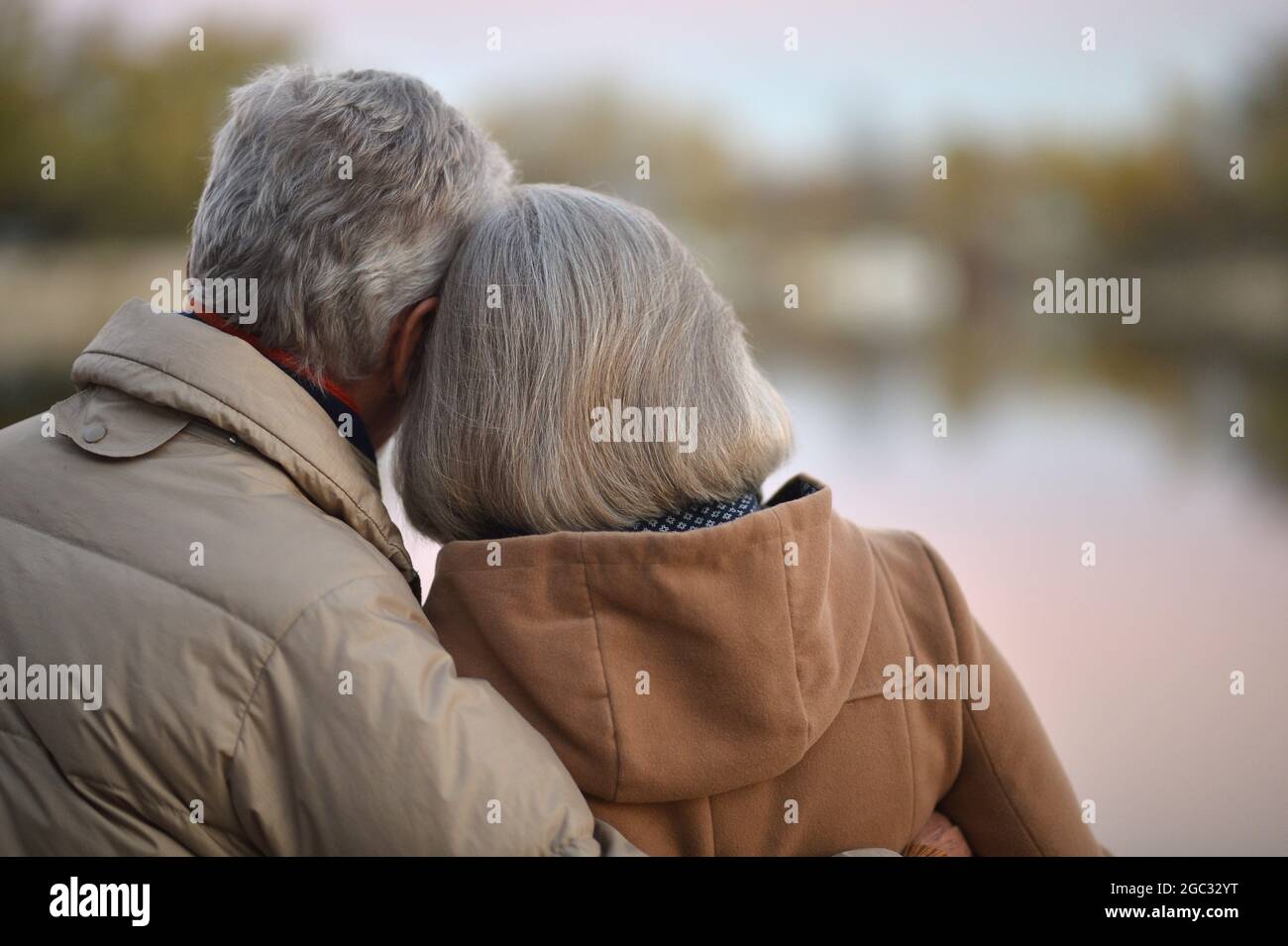 Rückansicht des schönen kaukasischen Seniorenpaares Stockfoto