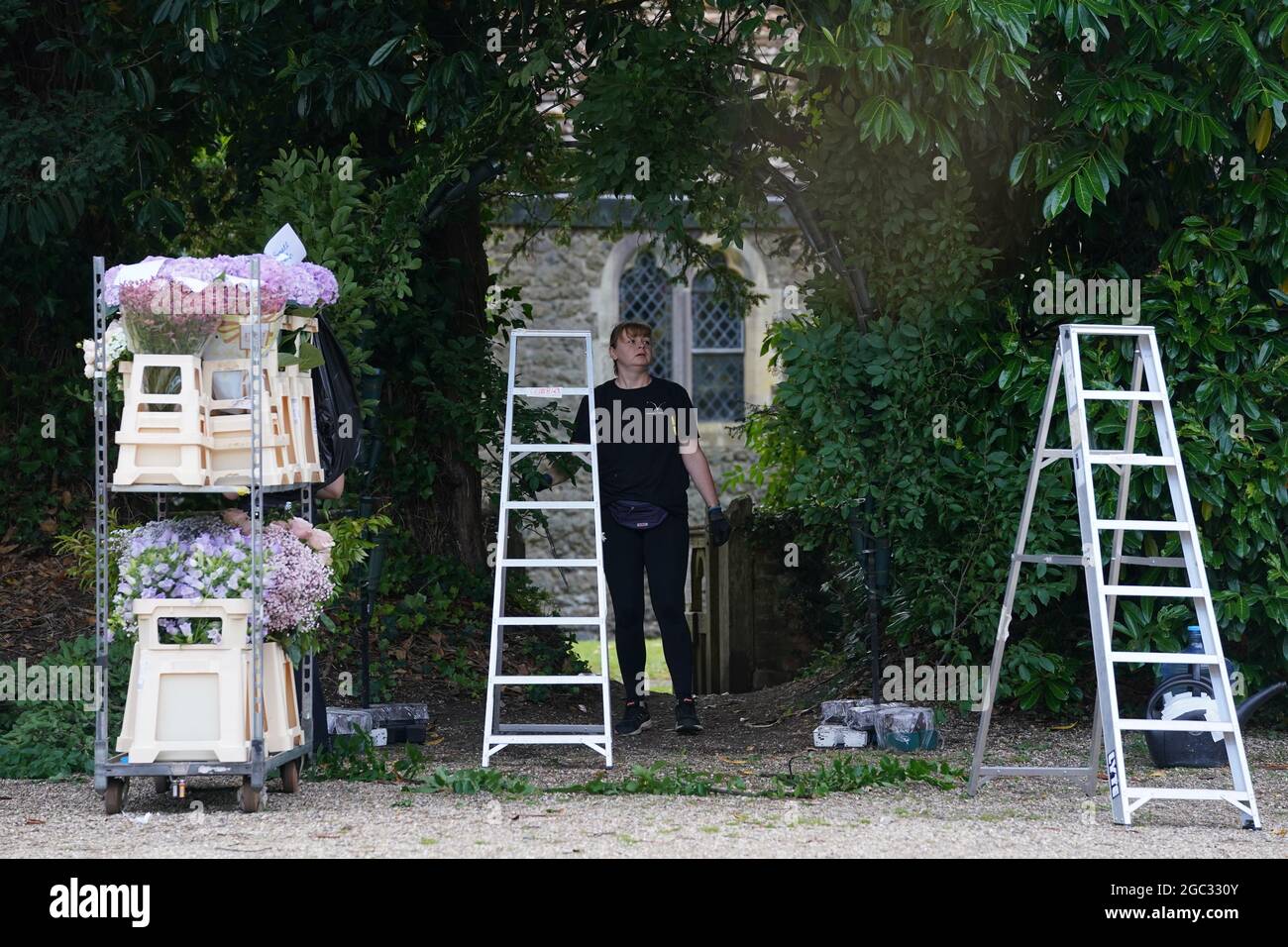 Ein Blumenarranger von Veevers Carter bewegt Blumen vor eine Kirche in Hampshire, die vermutlich der Ort für die Hochzeit von Anthony McPartlin mit Anne-Marie Corbett ist. ANT ist die Hälfte des Unterhaltungs-Duos Ant und Dec. Bilddatum: Freitag, 6. August 2021. Stockfoto