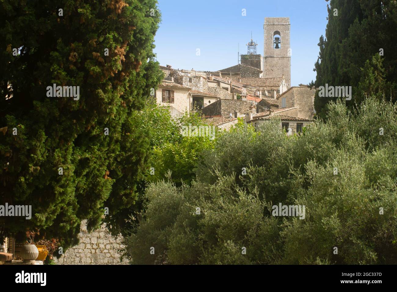 Das Dorf Saint Paul de Vence, eingerahmt von jahrhundertealten Zypressen an einem Sommertag an der französischen Riviera Stockfoto