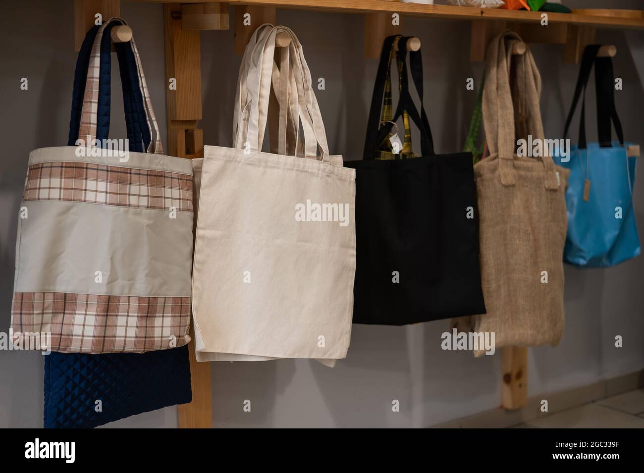 Auswahl von Baumwolltaschen in einem umweltfreundlichen Geschäft. Stockfoto