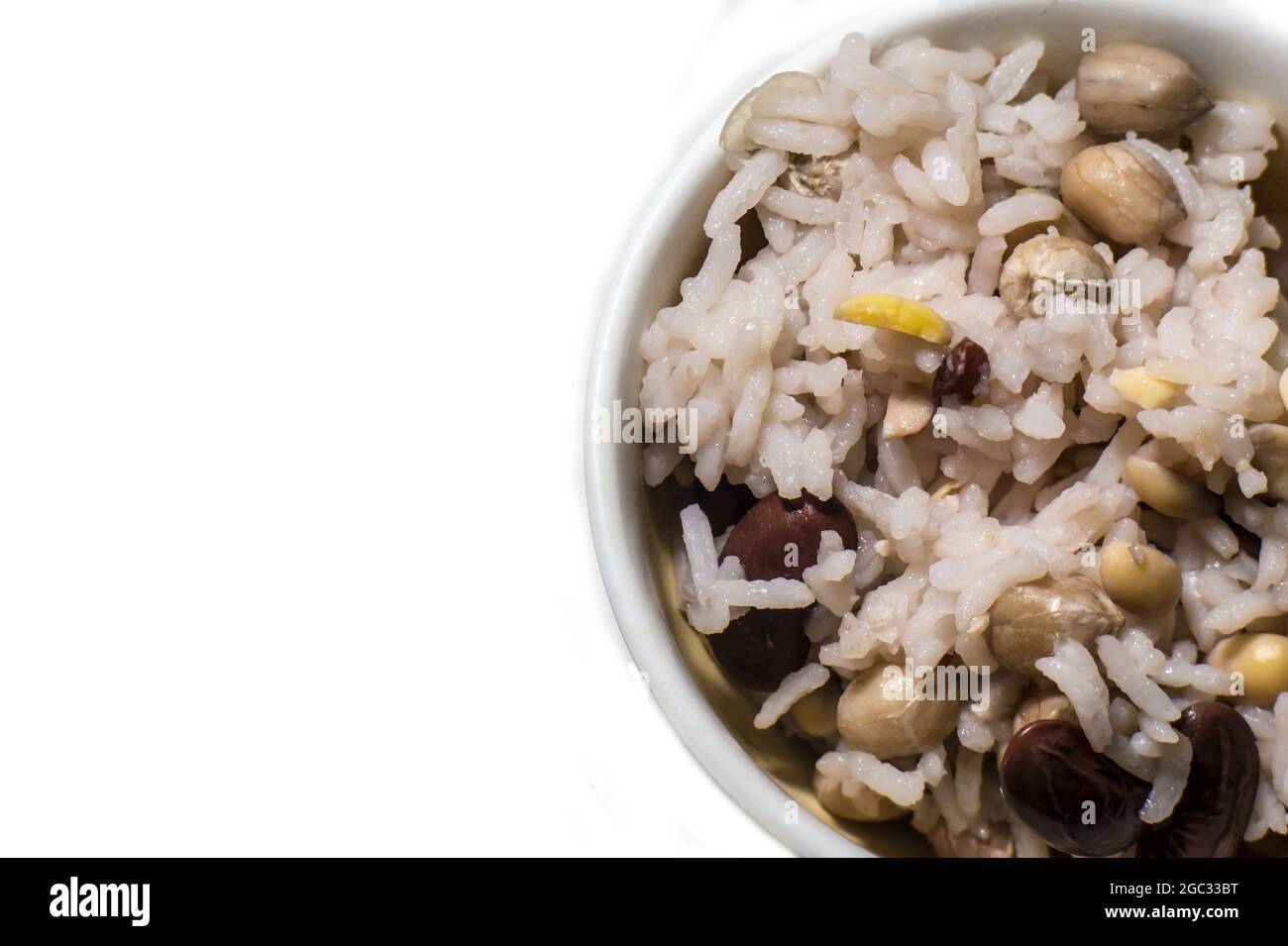 Gekochte Ries mit gemischten Bohnen isoliert auf weißem Hintergrund, gesunde Lebensmittel Stockfoto