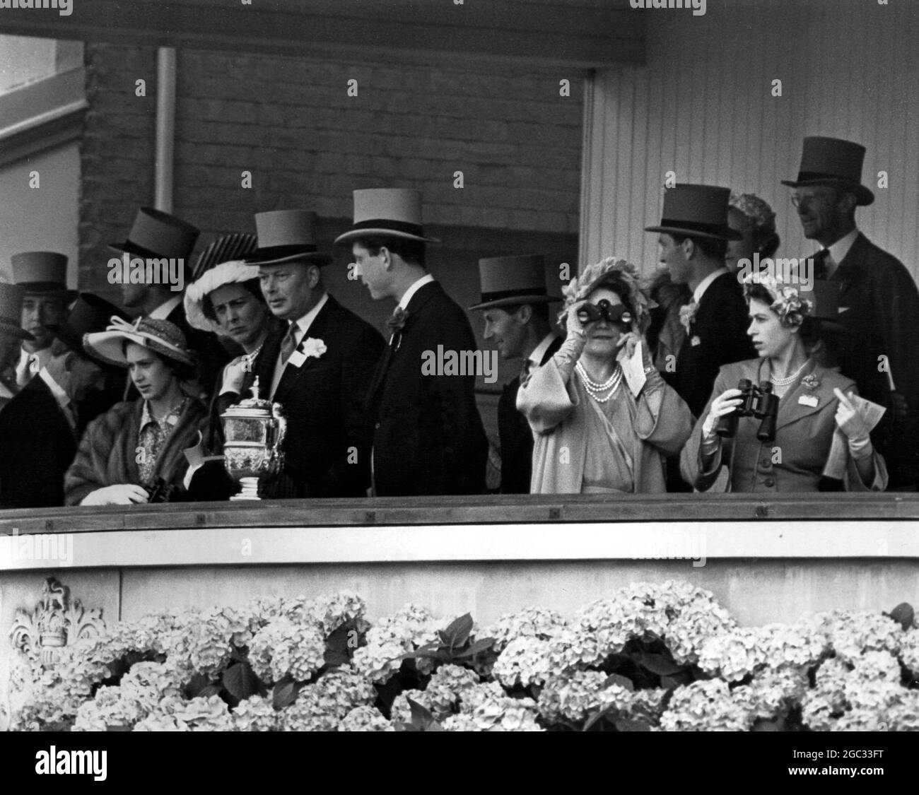 Prinzessin Margaret, die Herzogin von Kent, der Herzog von Gloucester, die Königin, die durch ihre Brille schaute, und Prinzessin Elizabeth. Juni 1951 Stockfoto