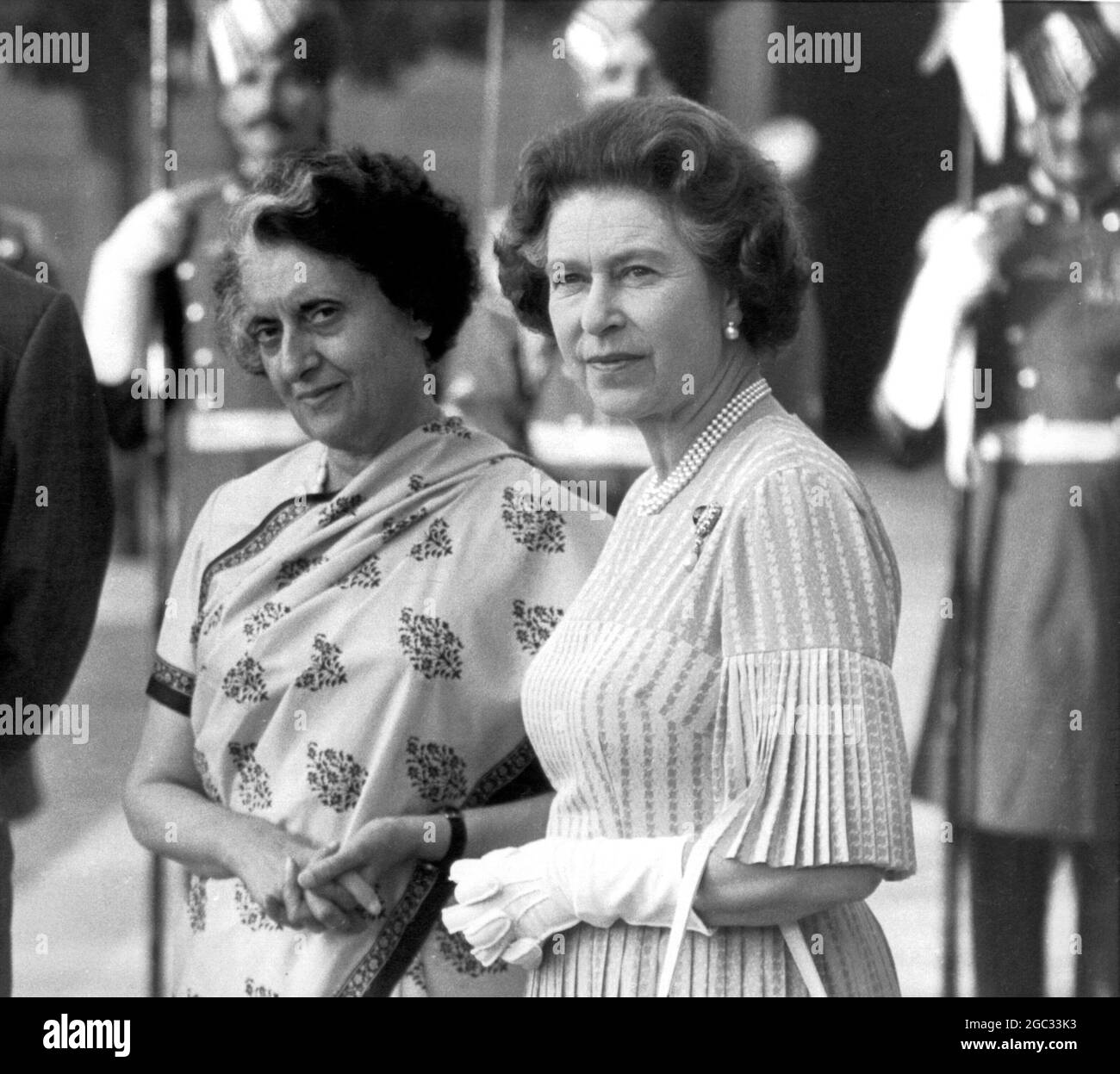 Frau Indira Gandhi, Premierministerin von Indien mit Königin Elisabeth II. Während des Besuches der Königin in Indien. Neu Delhi - 17. November 1983 Stockfoto