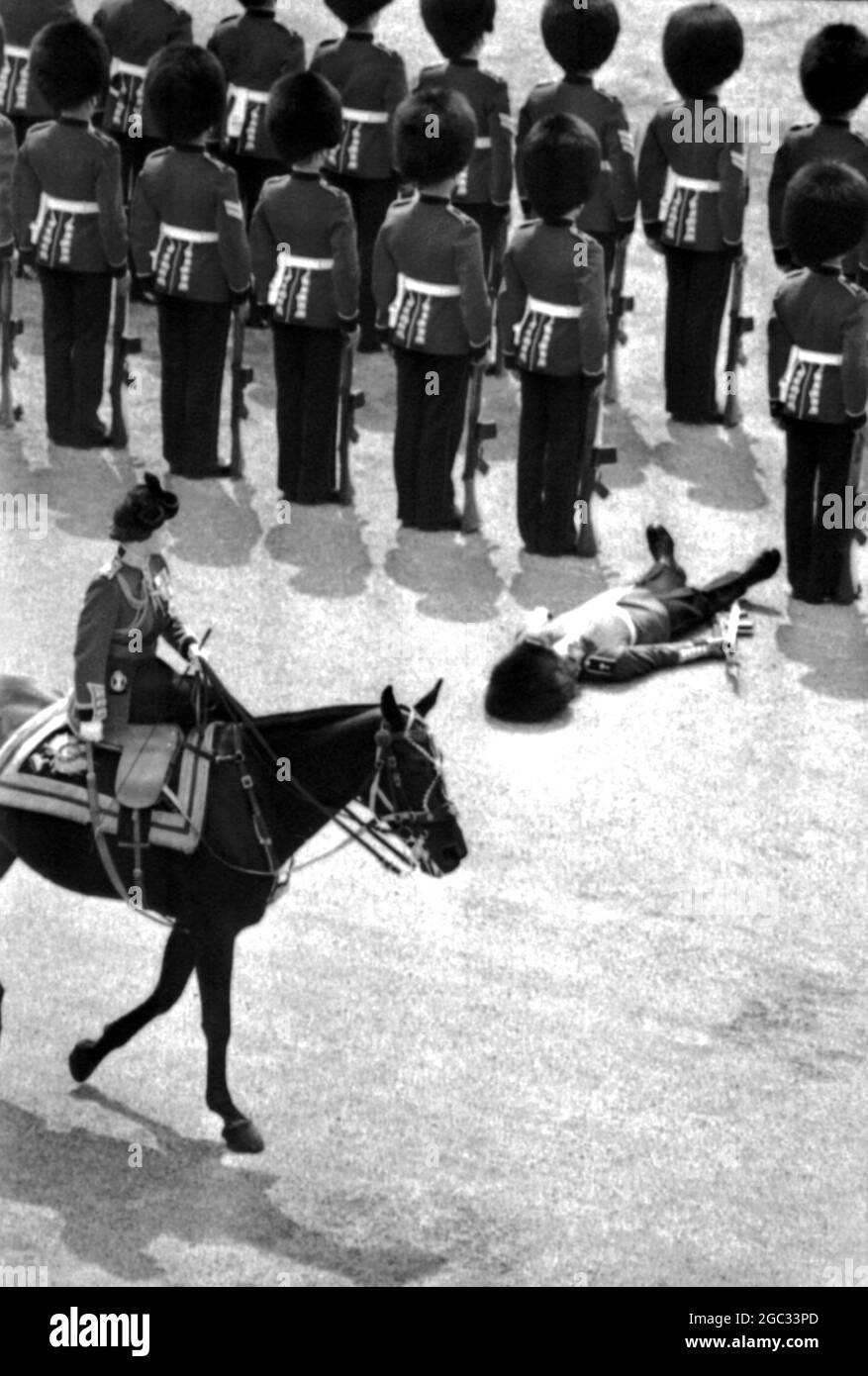 Als Königin Elizabeth II. Während der Zeremonie der Farbtrooping-Zeremonie bei den Horse Guards heute an einem Wachen vorbei fährt, überwältigt von der Hitze, vergeht der entgegenkommenden Königin am 14. Juni 1969 ein Wache Stockfoto