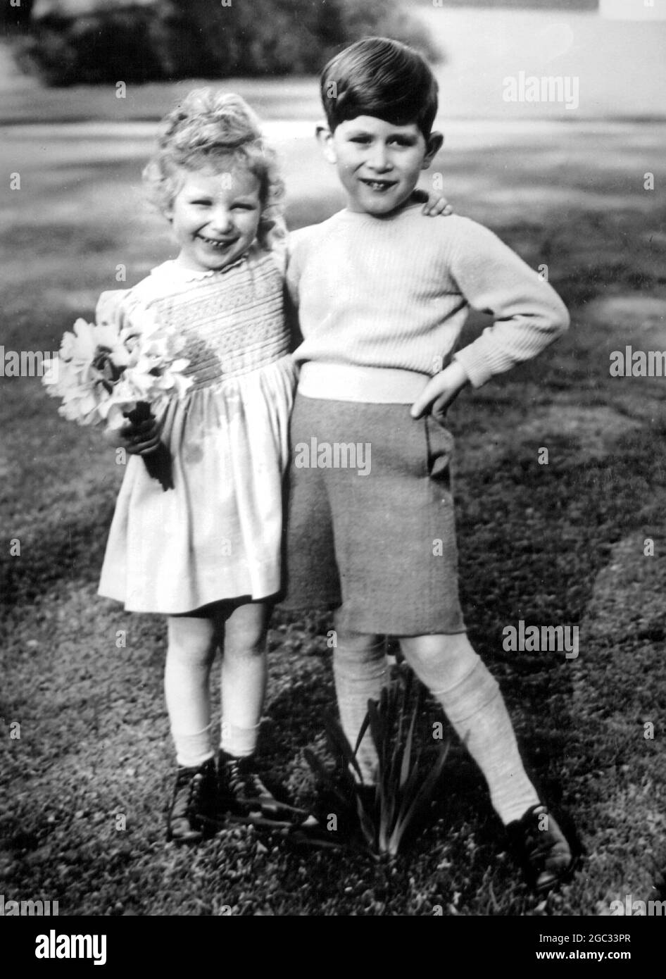 Prinz Charles und seine Schwester Prinzessin Anne glücklich zusammen im Garten der Royal Lodge. Windsor, 22. April 1954 Stockfoto