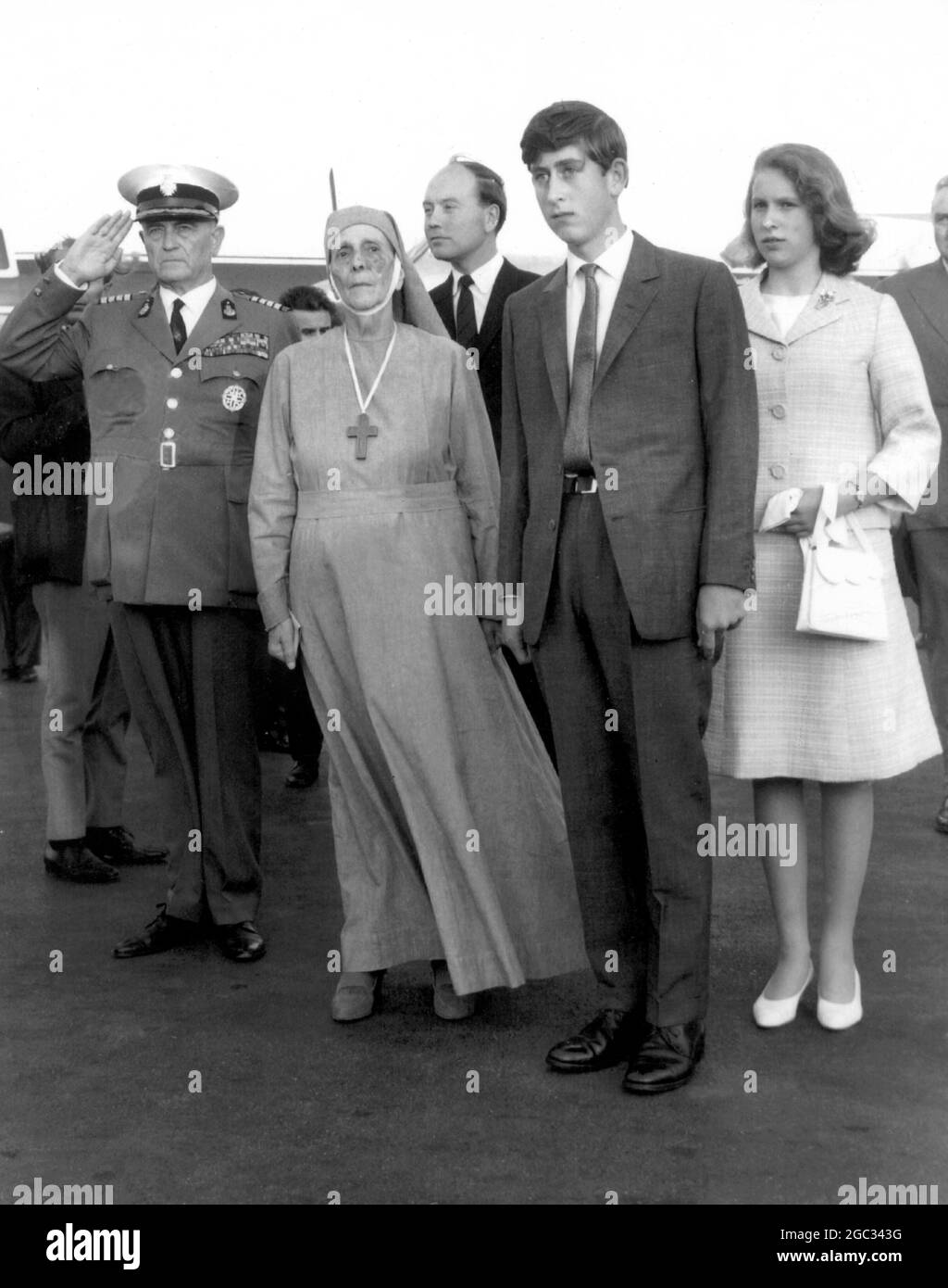 Prinzessin Alice von Griechenland (Mutter des Herzogs von Edinburgh) mit ihren Enkeln, Prinz Charles und Prinzessin Anne, nachdem sie sie bei ihrer Ankunft auf dem Flughafen Athen zur Hochzeit von König Konstantin von Griechenland und Prinzessin Anne-Marie von Dänemark am 18. September 1964 begrüßt hatten. September 1964 Stockfoto