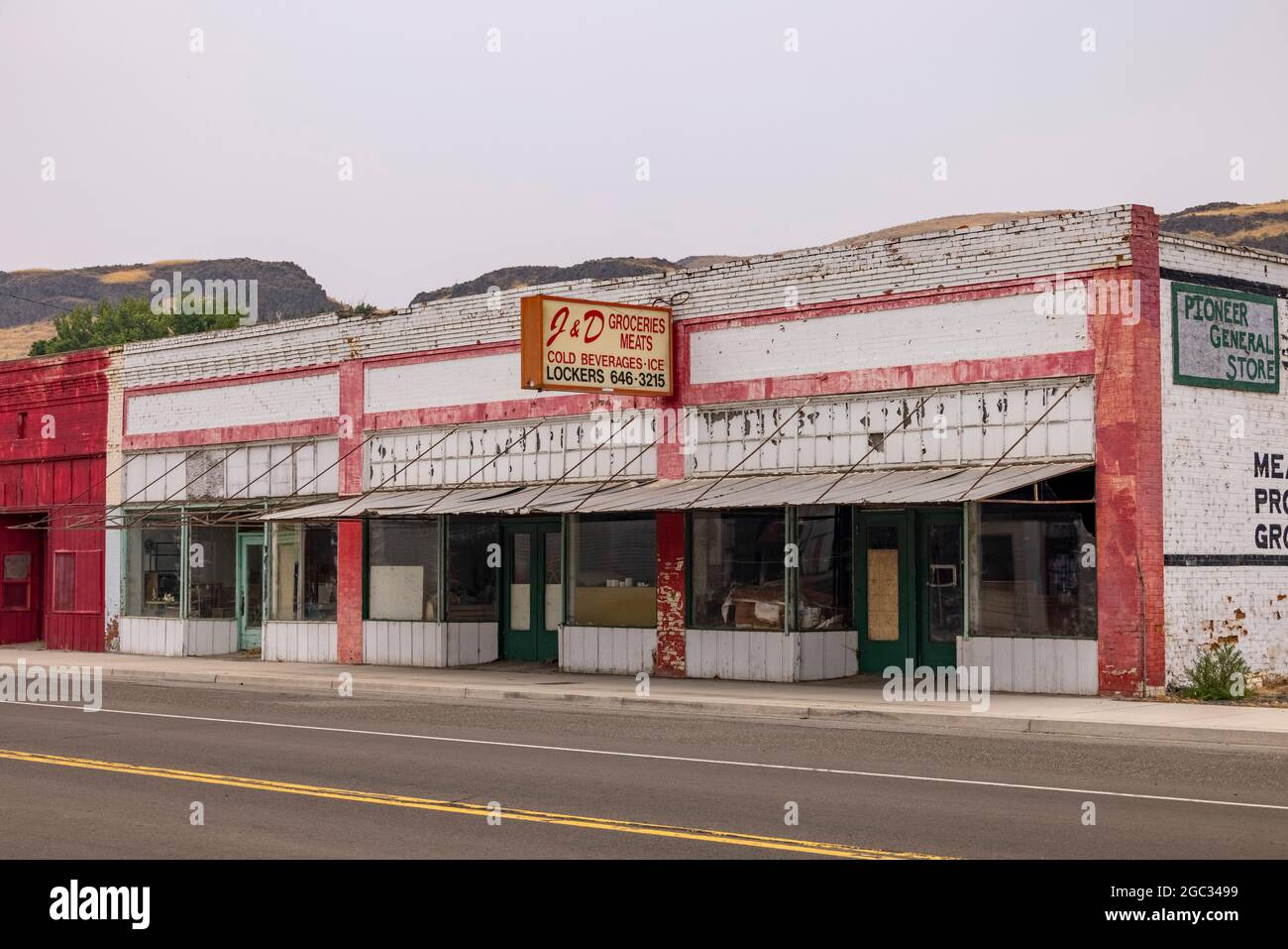 Verlassene Gebäude an der Main Street, Washtunca, Washington State, USA, illustrieren den städtischen Verfall in Kleinstädten Stockfoto