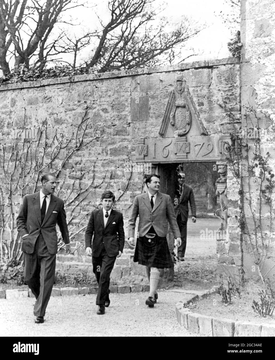 Gordonstoun, Schottland, die durch ein ummauertes Tor fahren, sind lef nach rechts H Duke of Edinburgh, sein Sohn, Prinz Charles und Kapitän Ian Tennant 1. Mai 1962 Stockfoto