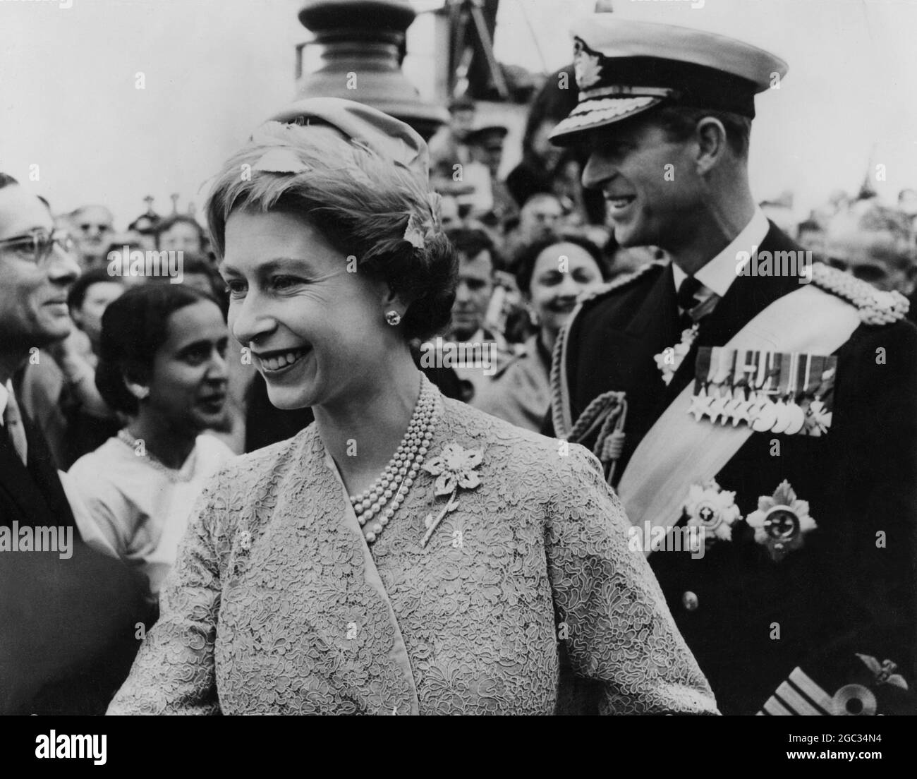 Staatsbesuch in Dänemark die Königin und der Herzog von Edinburgh kommen gestern zum Staatsbesuch in Dänemark nach Kopenhagen. Foto zeigt: Ein glückliches Bild von Königin HM und Prinz Philip, als sie gestern in Kopenhagen ankamen. Mai 1957 Stockfoto