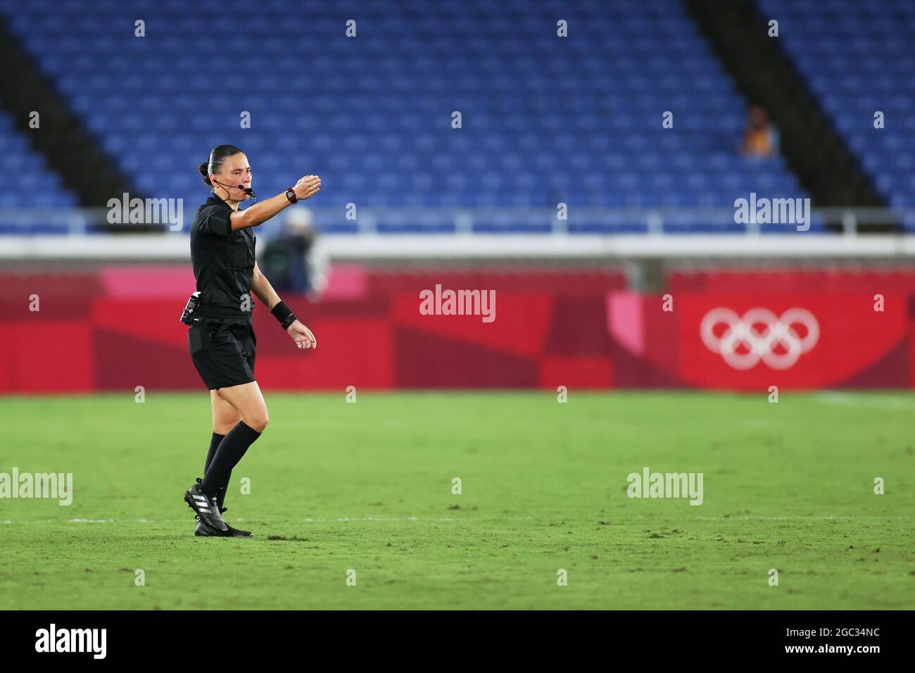 Yokohama, Japan. August 2021. Schiedsrichter vergibt eine Strafe an Kanada während des Fußballfinales der Frauen zwischen Schweden und Kanada bei den Olympischen Spielen 2020 in Tokio, Yokohama, Japan, am 6. August 2021. Quelle: Jia Haocheng/Xinhua/Alamy Live News Stockfoto