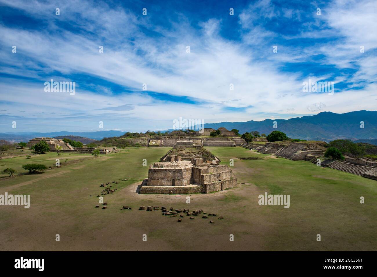 Blick auf die antiken Ruinen des Pyramidenkomplexes von Monte Albán in Oaxaca, Mexiko Stockfoto