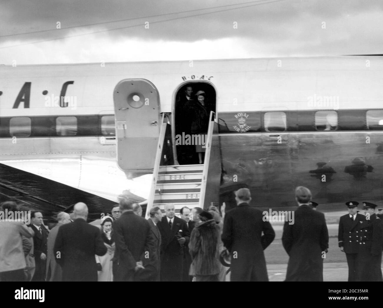 Der König, der sein erstes offizielles Engagement seit seiner Krankheit behielt, ging heute mit der Königin und Prinzessin Margaret zum Flughafen London, um sich von Prinzessin Elizabeth und dem Herzog von Edinburgh zu verabschieden, die den Flughafen in der ersten Phase ihrer Commonwealth-Tour nach Kenia verließen. Auf dem sie für den König und die Königin stellvertretend sind. Auch Churchill und Commonwealth-Vertreter wünschten ihnen eine gute Reise. Das Foto zeigt den Herzog von Edinburgh, der hinter der Prinzessin Elizabeth steht, während sie dem König, Prinzessin Margaret und anderen winkt, kurz bevor sie den Flughafen nach Kenia verlässt. Januar Stockfoto