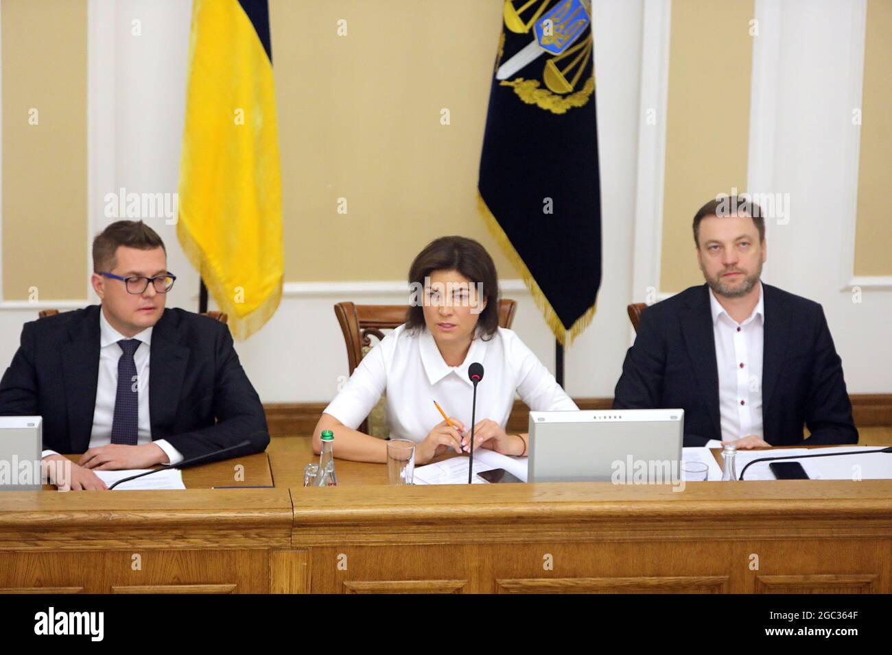 KIEW, UKRAINE - 6. AUGUST 2021 - Leiter des Sicherheitsdienstes der Ukraine Ivan Bakanov, Generalanwältin der Ukraine Iryna Venediktova und Ministerin für die Ukraine Stockfoto