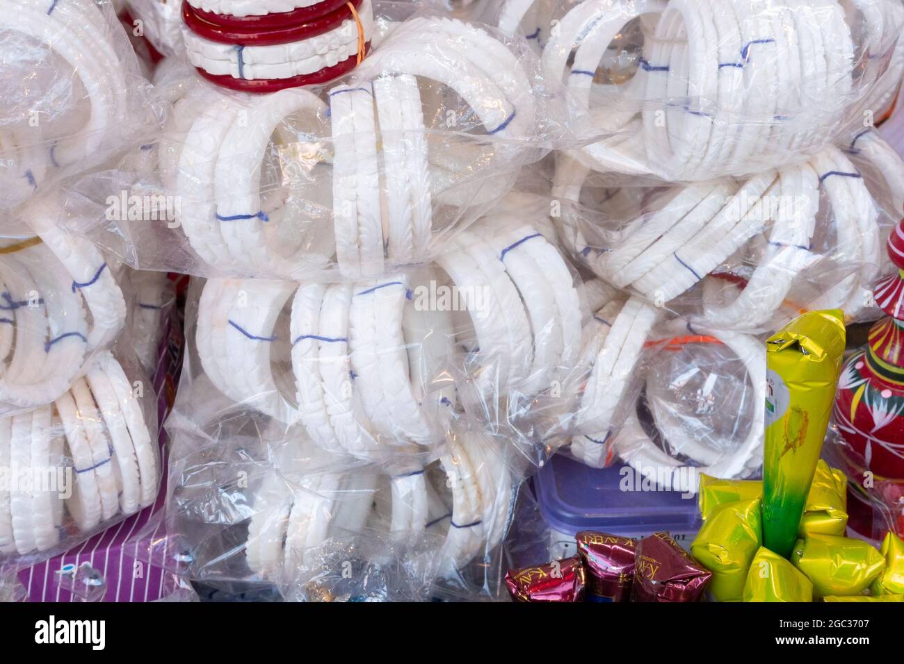 Traditionelle Armreifen Shakha, Paare von weißen Muschelbängeln, die von bengalischen Hindu-Braut getragen werden, während sie heiraten. Verkauft in Kalighat, Kolka Stockfoto