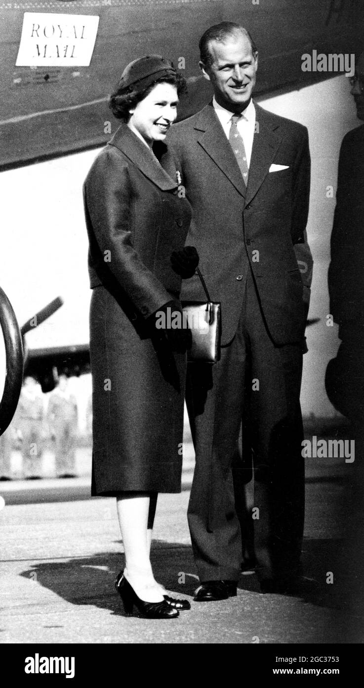 Königliche Wiedervereinigung in Portugal am Samstag, dem 16. Februar, flog die Königin von London zum Flughafen Montijo (Lissabon), um am Montag, dem 18. Februar, ihren viertägigen Staatsbesuch in Portugal zu beginnen. Ihre Majestät wurde auf dem Flughafen von S.R.H. dem Herzog von Edinburgh empfangen, der zuvor an Bord der Royal Yacht Britannia in Portugal angekommen war. Dies war ein Wiedersehen für das königliche Paar nach einer 4-monatigen Trennung, während der der Herzog auf einer Weltreise durch das Commonwealth war. Die Fotos zeigen: Glücklich lächelnd am Samstag, 16, werden H.M. die Königin und H.R.H. der Herzog von Edinburgh auf dem Flughafen Montijo (Lissabon) gesehen Stockfoto