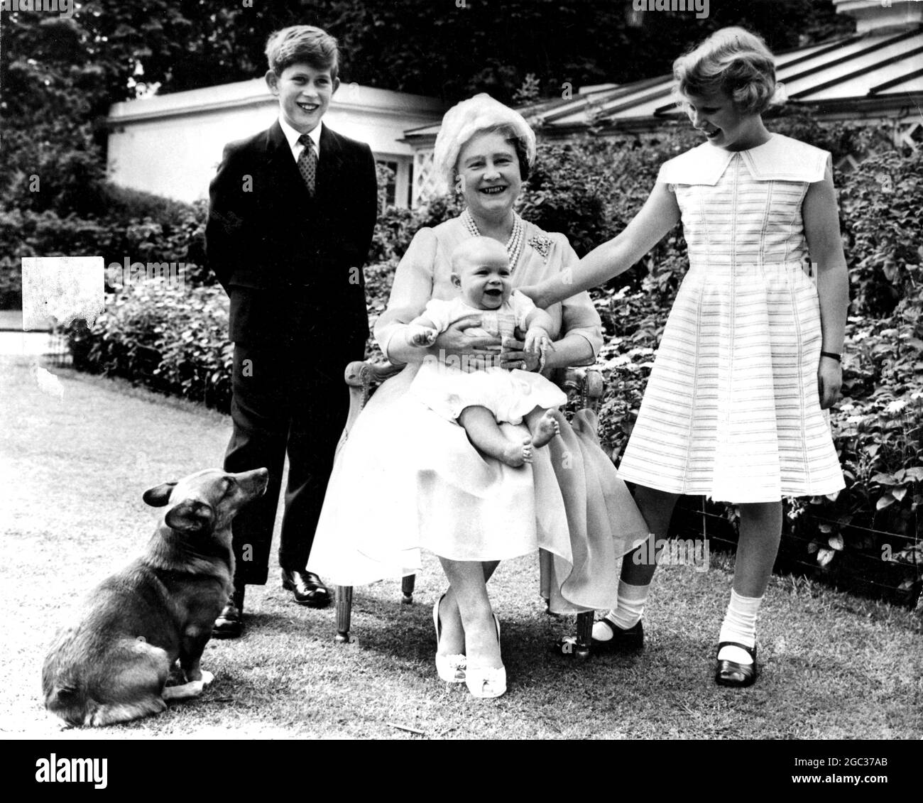 Ihr 60. Geburtstag und ein Tag des Lächelns heute (Donnerstag) für Königin Elizabeth, die Königin Mutter ... Der kleine Prinz Andrew (geboren am 19. Februar dieses Jahres) lacht mit Freude auf ihrem Schoß, als sie im Garten des Clarence House in London sitzt. Auf beiden Seiten befinden sich ihre älteren Enkelkinder, der 11-jährige Prinz von Wales und Prinzessin Anne, die am 15. August ihren 10. Geburtstag feiert. Die königlichen Kinder besuchten ihre Großmutter, um Geburtstagsgrüße zu überbringen. Und einer der Corgis der Königin-Mutter ist am 4. August 1960 dabei. Stockfoto