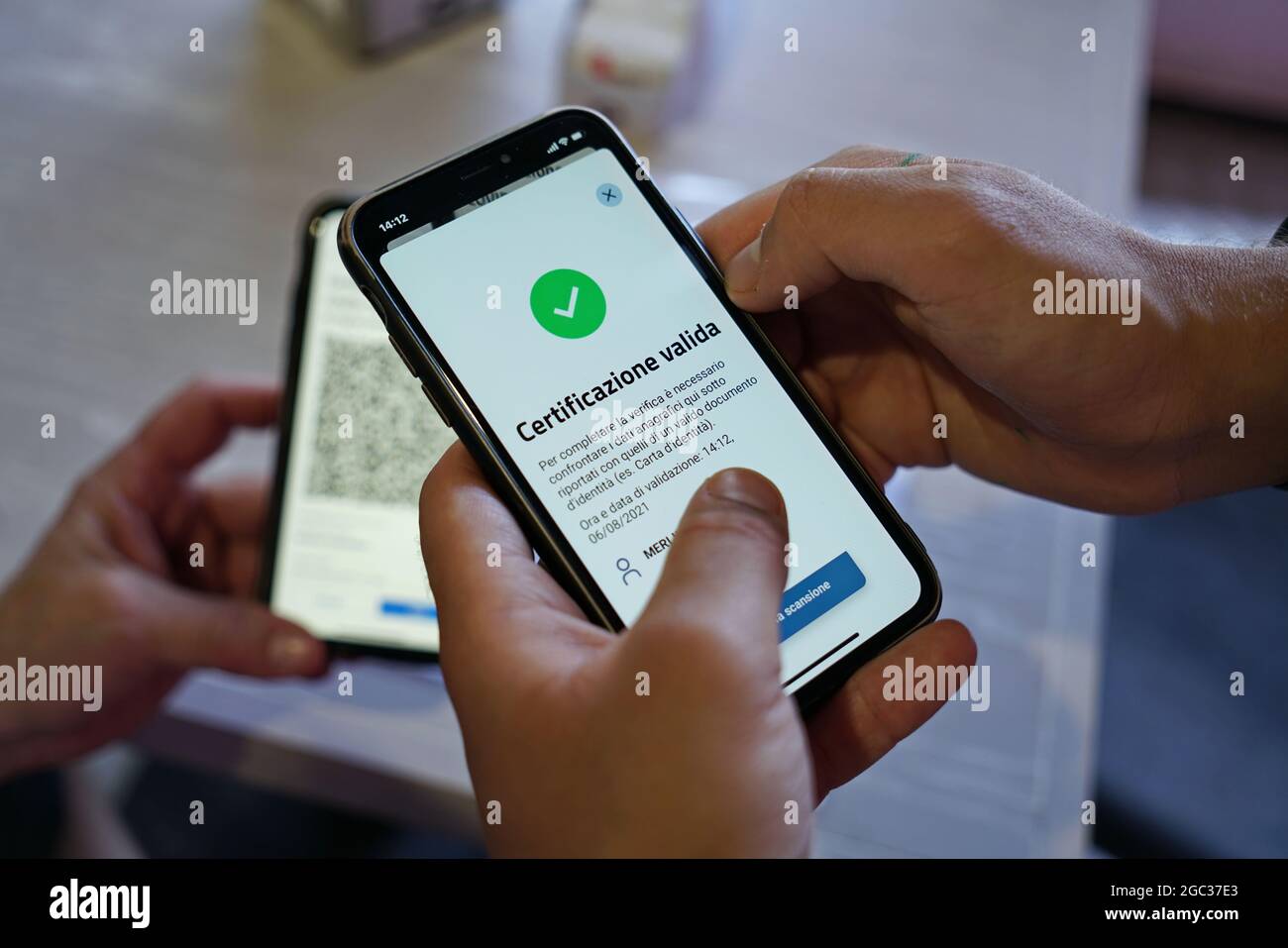 Positiver Green-Pass-Check auf Smartphone, erforderlich für Indoor-Tische in Restaurants und Bars Selective FOCUS Turin, Italien - August 2021 Stockfoto