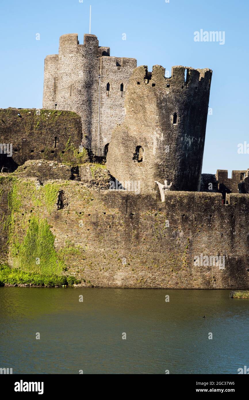 Schiefer südöstlicher Turm auf der zentralen Insel der Caerphilly-Burg aus dem 13. Jahrhundert (Castell Caerffili). Caerphilly, Gwent, Südwales, Großbritannien Stockfoto