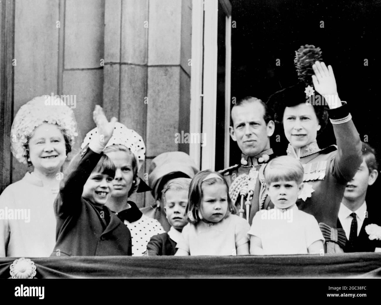 8. Juni 1968: Königin Elizabeth und andere Mitglieder der königlichen Familie auf einem Balkon im Buckingham Palace nach der Zeremonie zur Feier des offiziellen Geburtstages der Königin. l-r: Elizabeth, die Königin Mutter, Prinz Andrew (winkend), die Herzogin von Kent, ihre beiden Kinder, der Graf von St. Andrews und Lady Helen Windsor, Prinz Edward, der Herzog von Kent, die Königin und Prinz Charles. Stockfoto