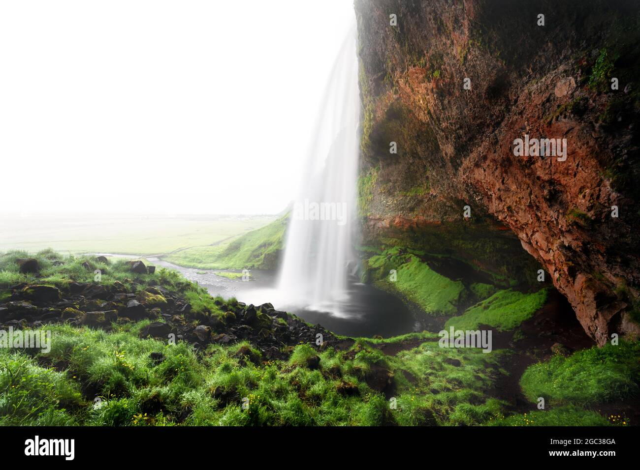 Berühmter Seljalandsfoss in einer nebligen Hochsommernacht. Stockfoto