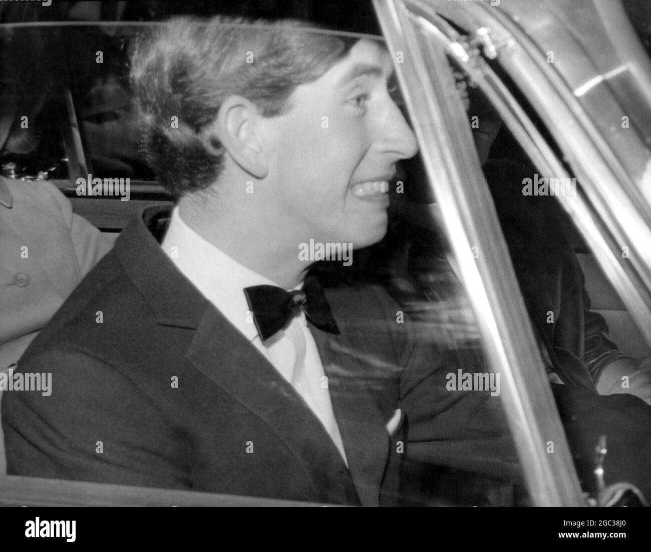 Prinz Charles, der zum ersten Mal seit Bestehen seines Fahrtests letzte Woche im Londoner Verkehr unterwegs war, zeigte sich am Steuer, als er gestern Abend das Vaudeville Theatre verlässt. Mit Prinzessin Margaret, Lord Snowdon und Prinzessin Anne war er schon einmal bei Noel Coward's Fallen Angels gewesen. 18. April 1967 Stockfoto